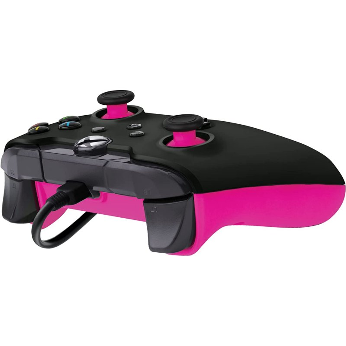 Une manette de jeu rose et noire avec un câble de chargement, isolée sur fond blanc.