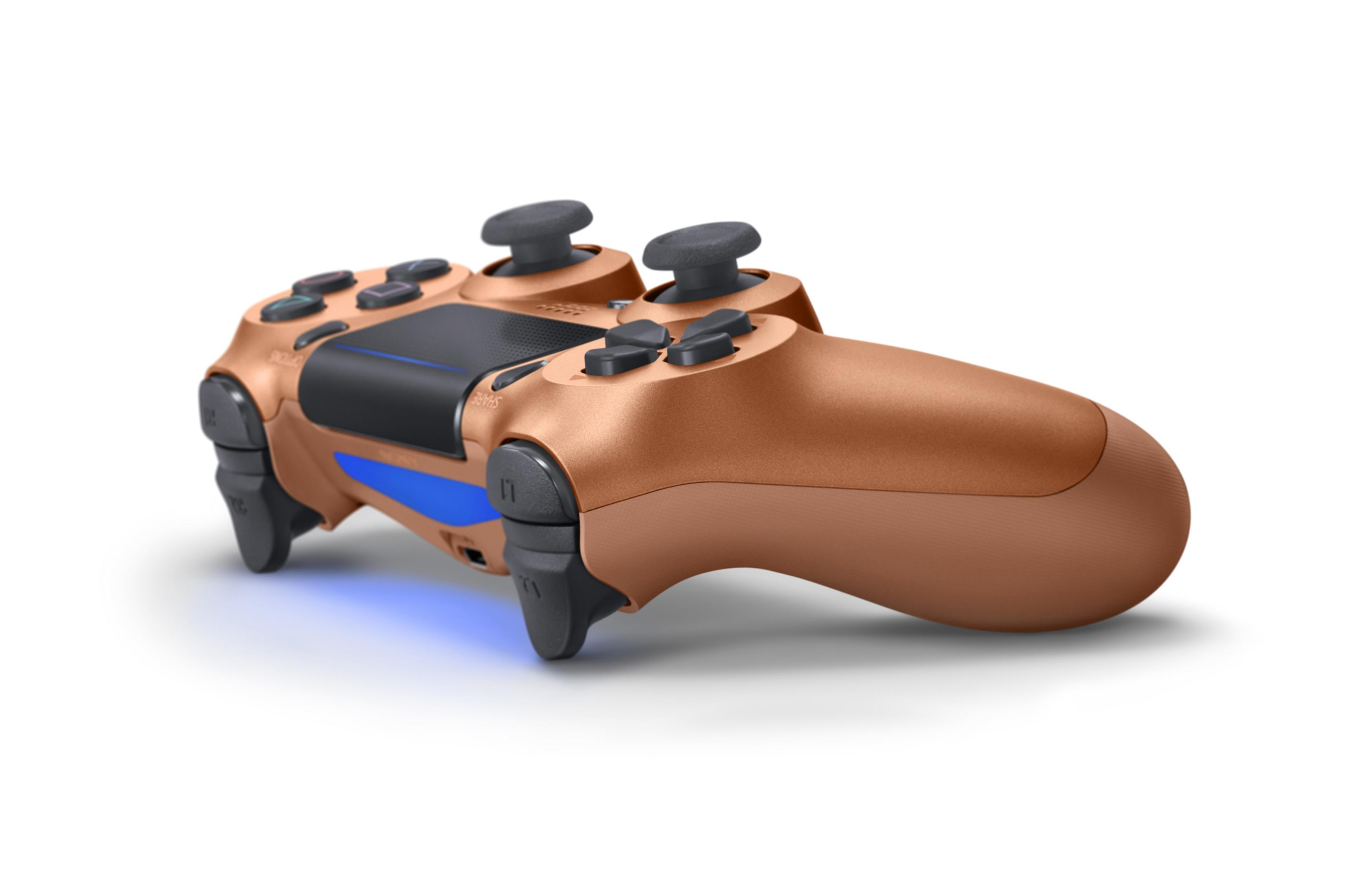 Een bronzen PlayStation-controller. Met twee joysticks, knoppen en een touchpad. Witte achtergrond.