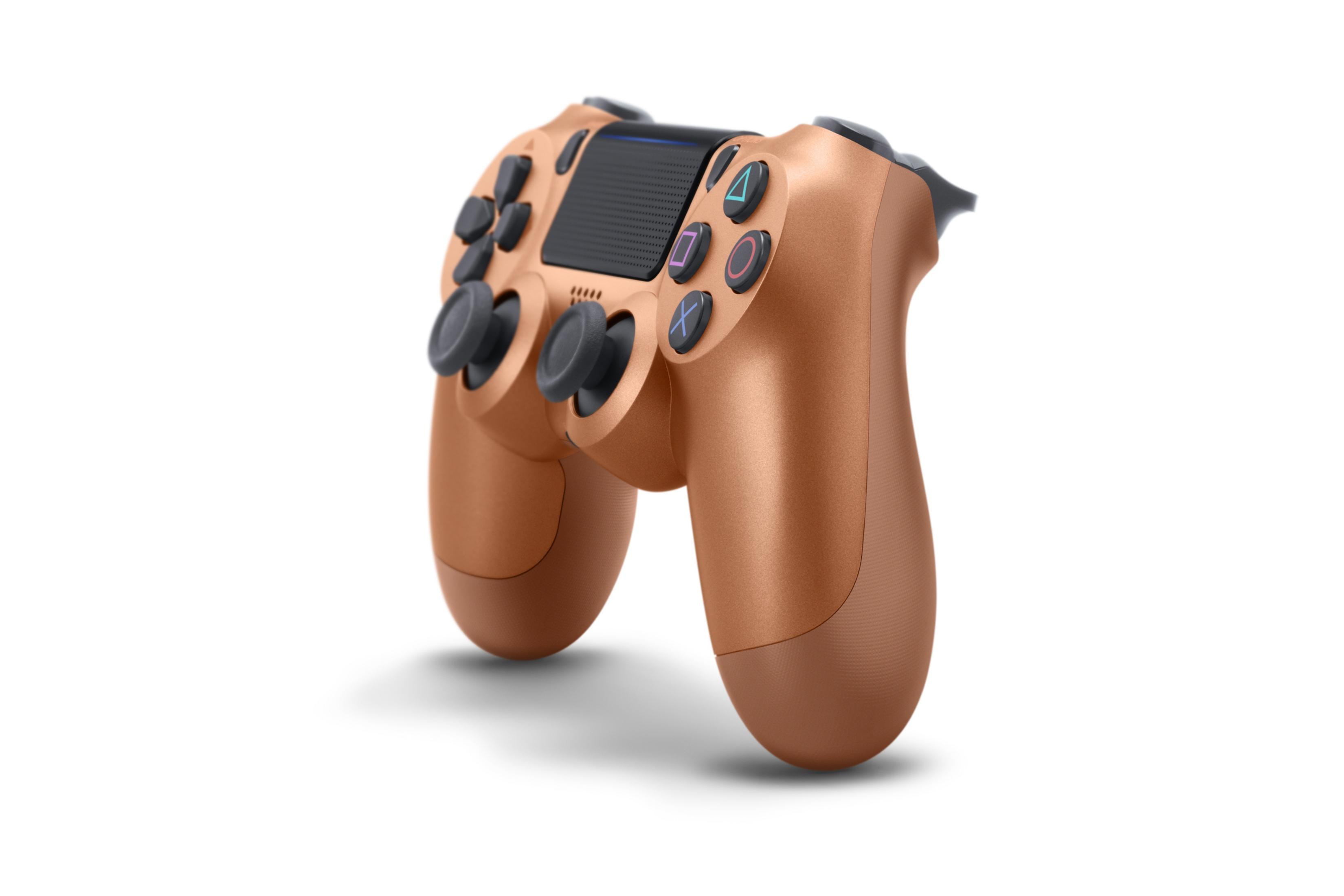 Koperkleurige gamecontroller met knoppen en joysticks. Geïsoleerd op witte achtergrond.