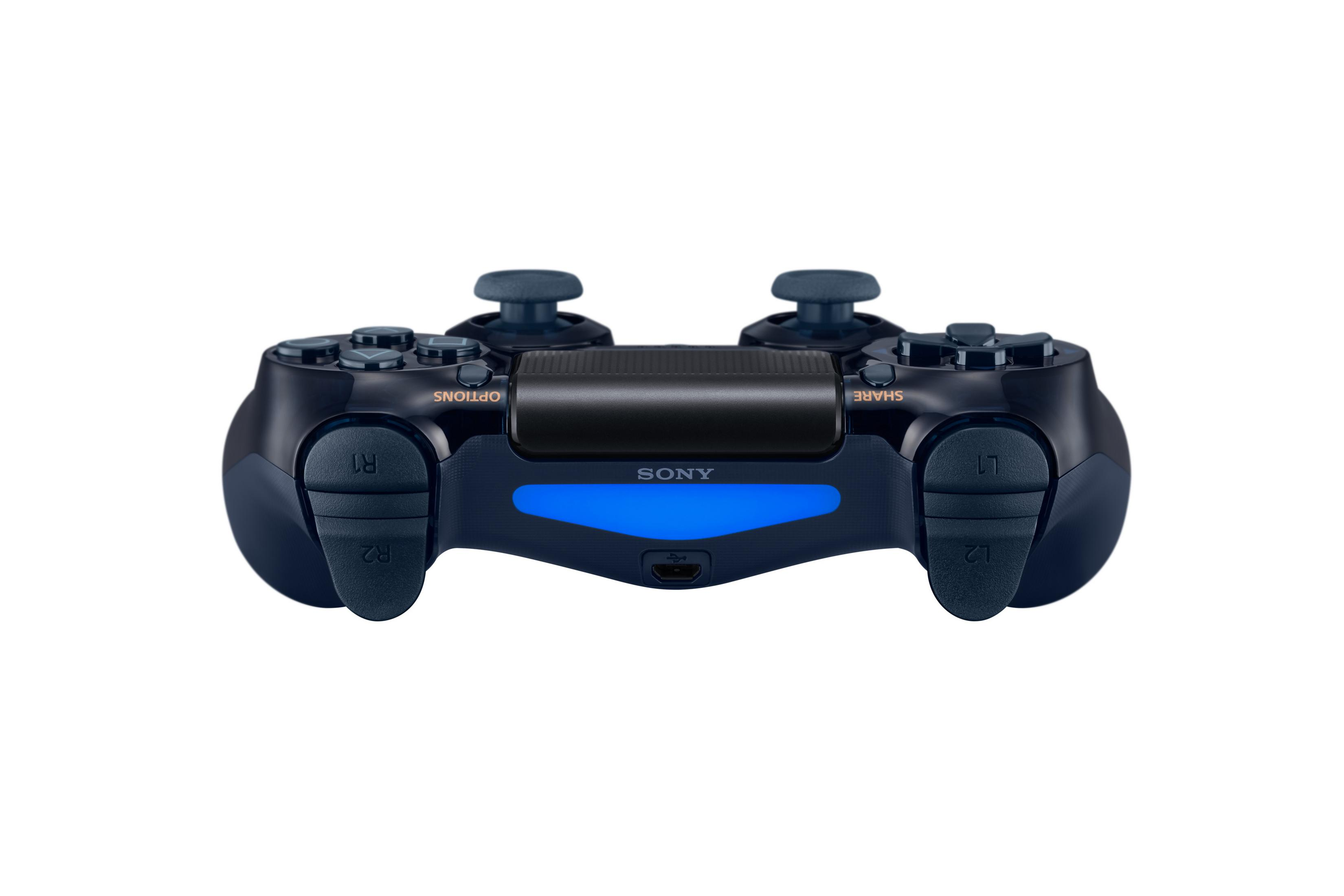 Blau-schwarzer PS4-Controller, Schrägansicht, auf weißem Hintergrund. Sony-Logo sichtbar.