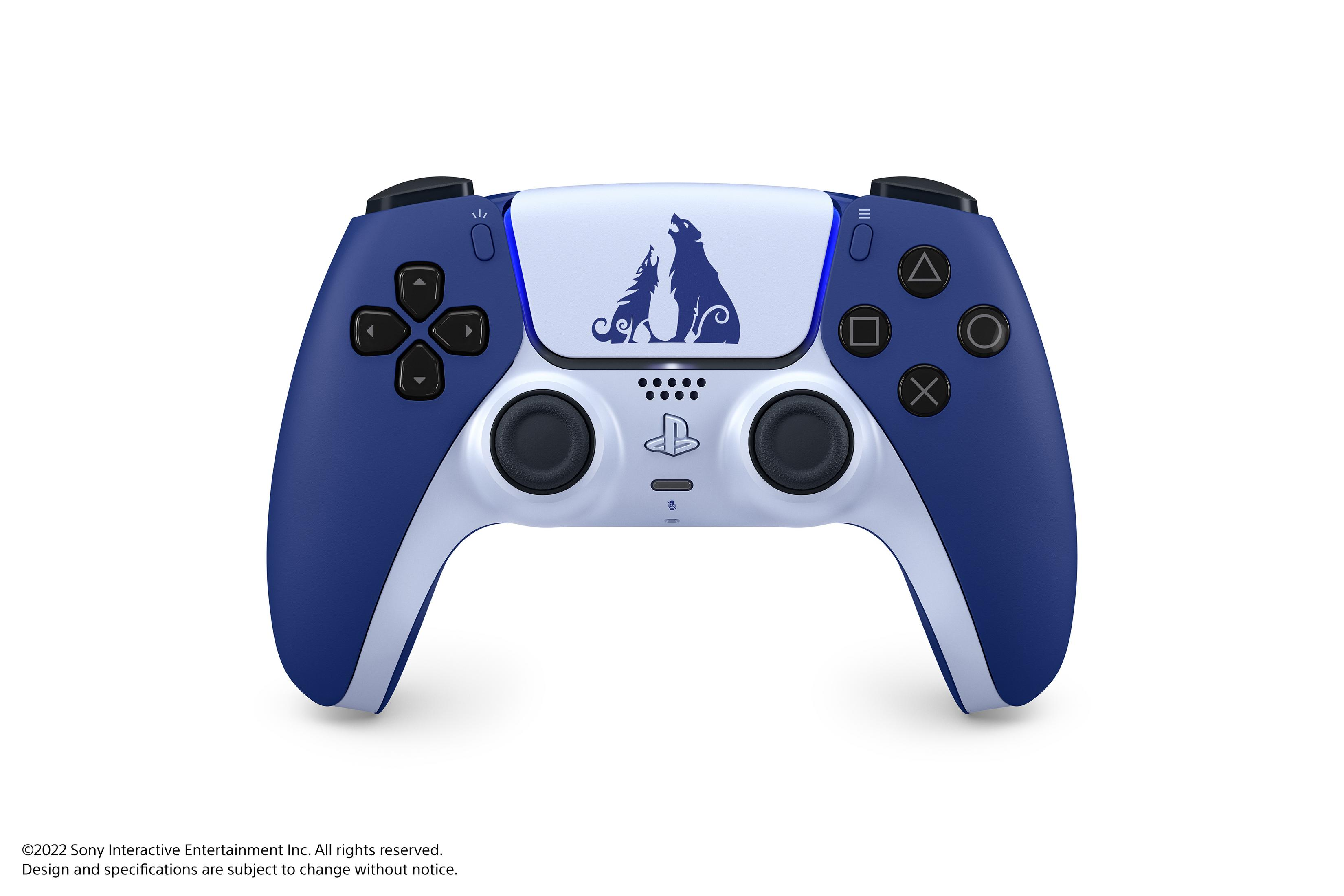 Blau-weißer PlayStation Controller mit Wolf-Design, auf weißem Hintergrund.