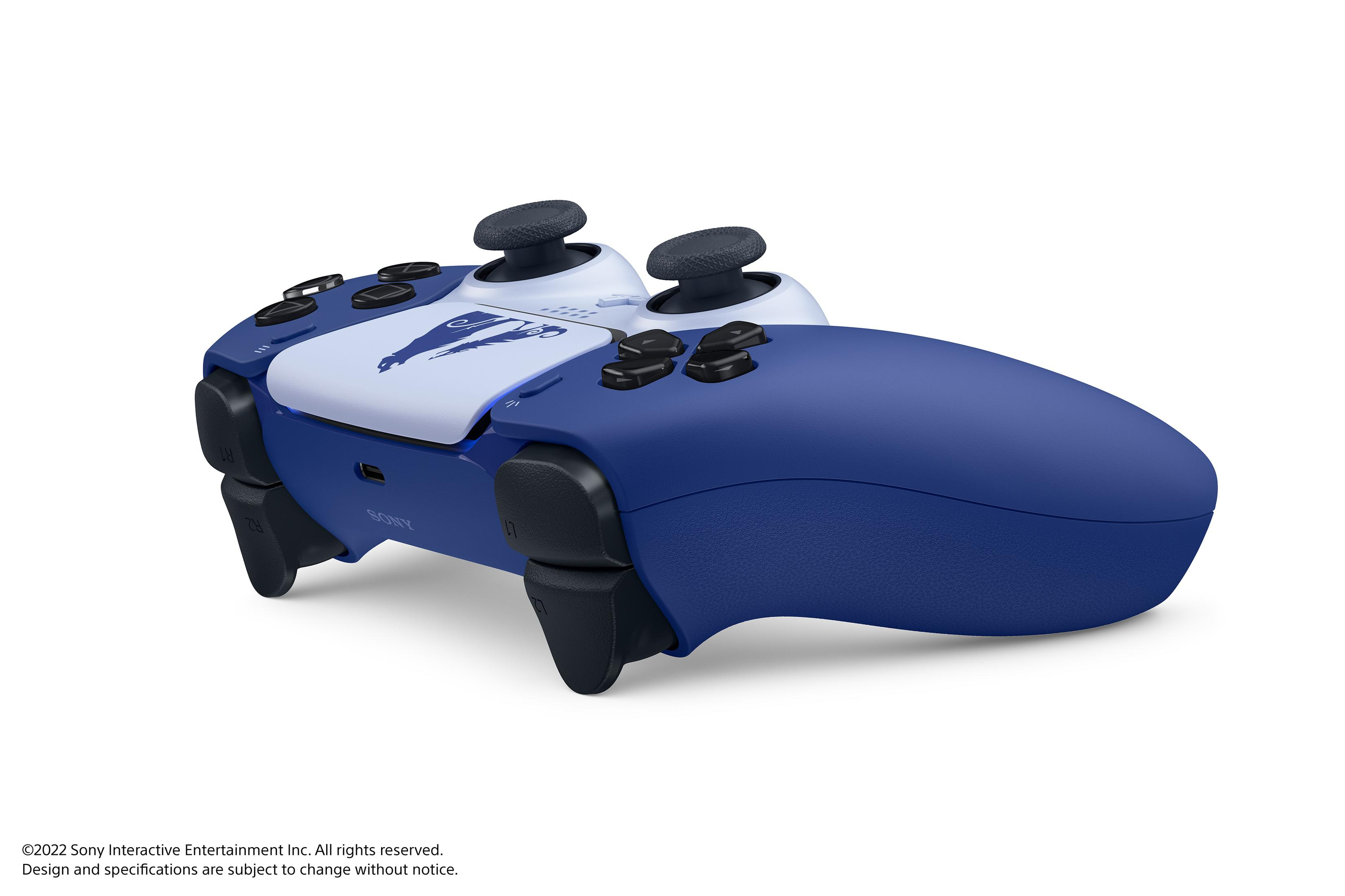 Blau-weißer Playstation-Gamecontroller, schräge Ansicht auf Weiß. Sony-Logo sichtbar.