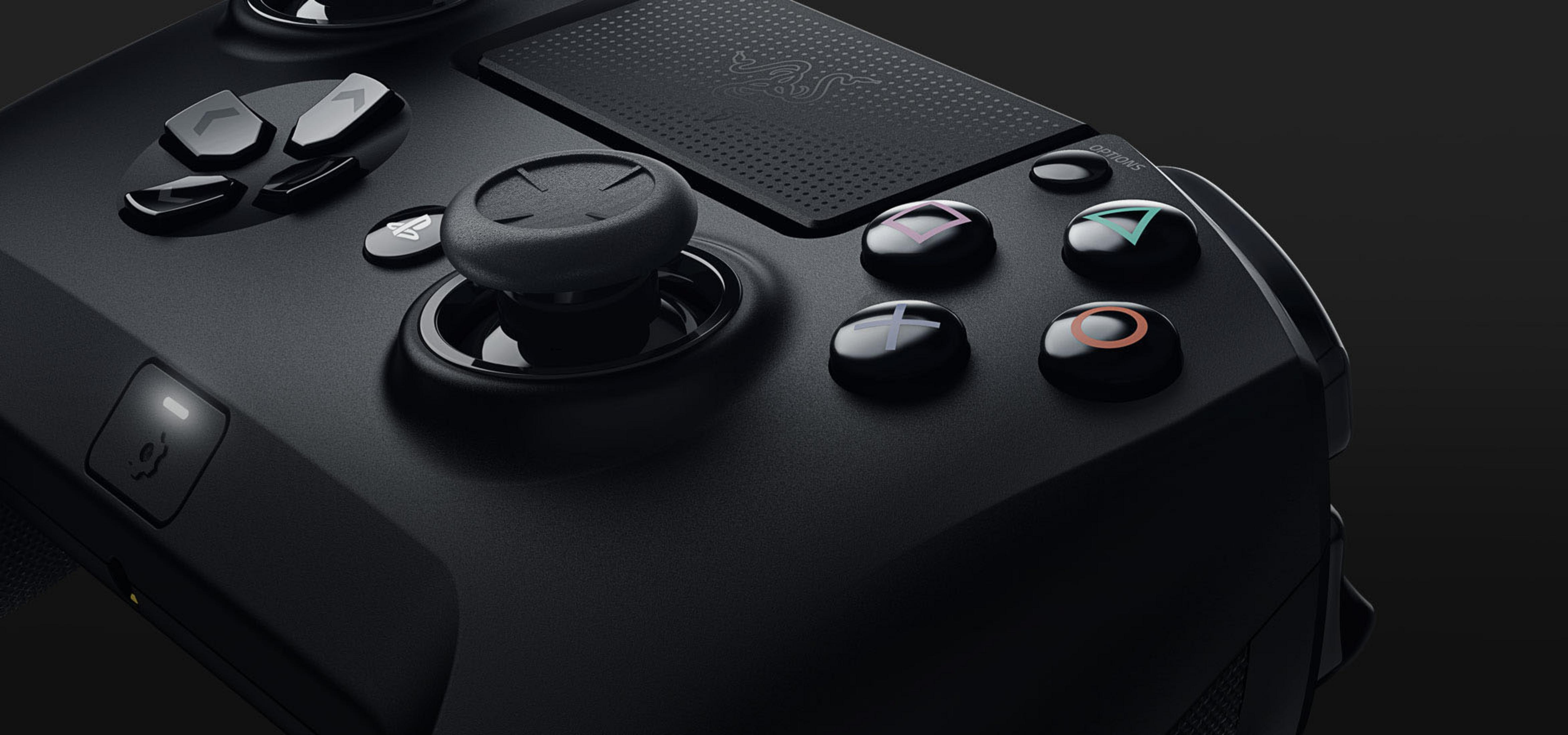 Schwarzer Gaming-Controller mit mehreren Tasten, einem Joystick und einem kleinen Licht.