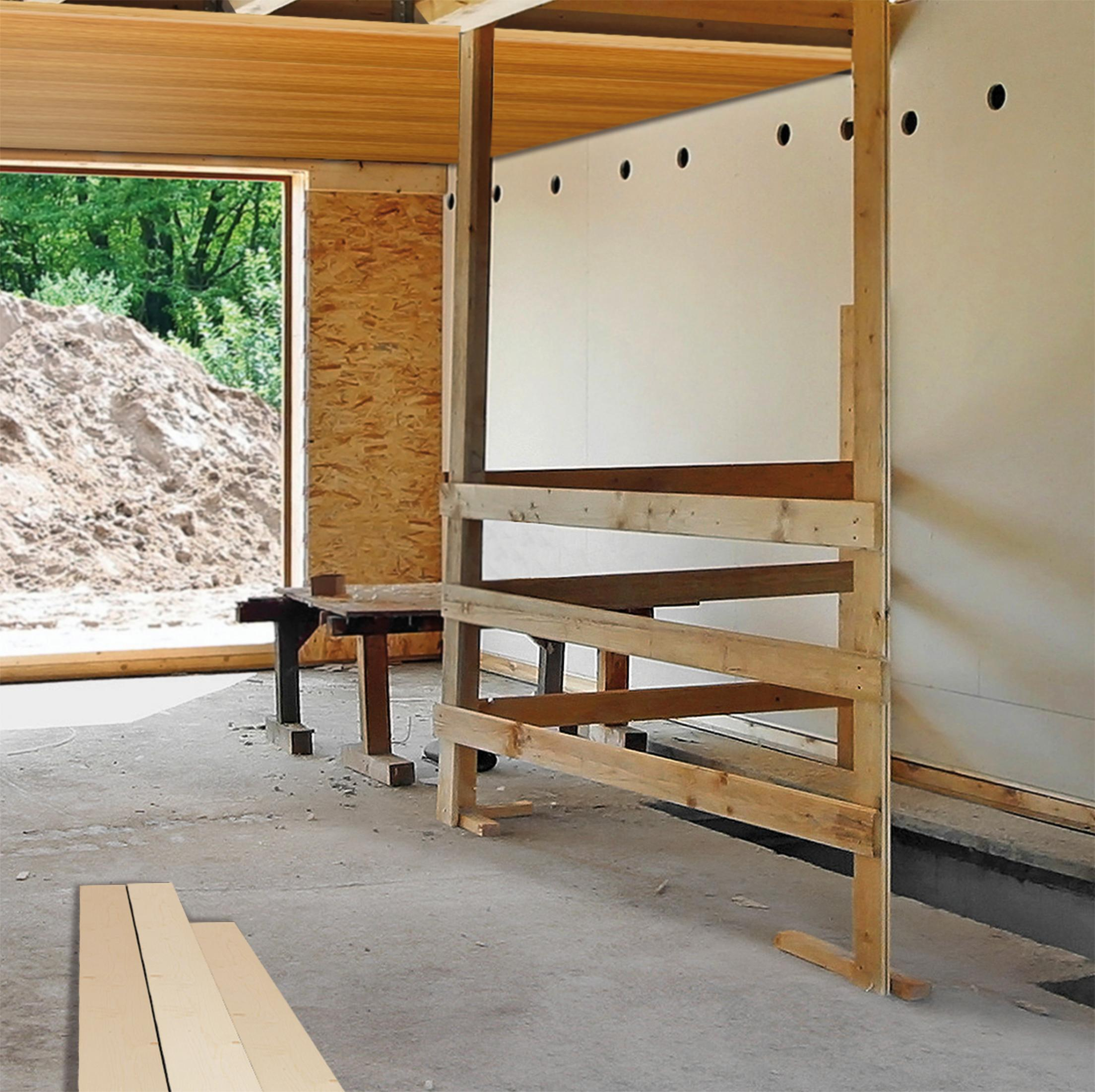 Vista interna di un cantiere con struttura in legno e apertura parziale della porta.
