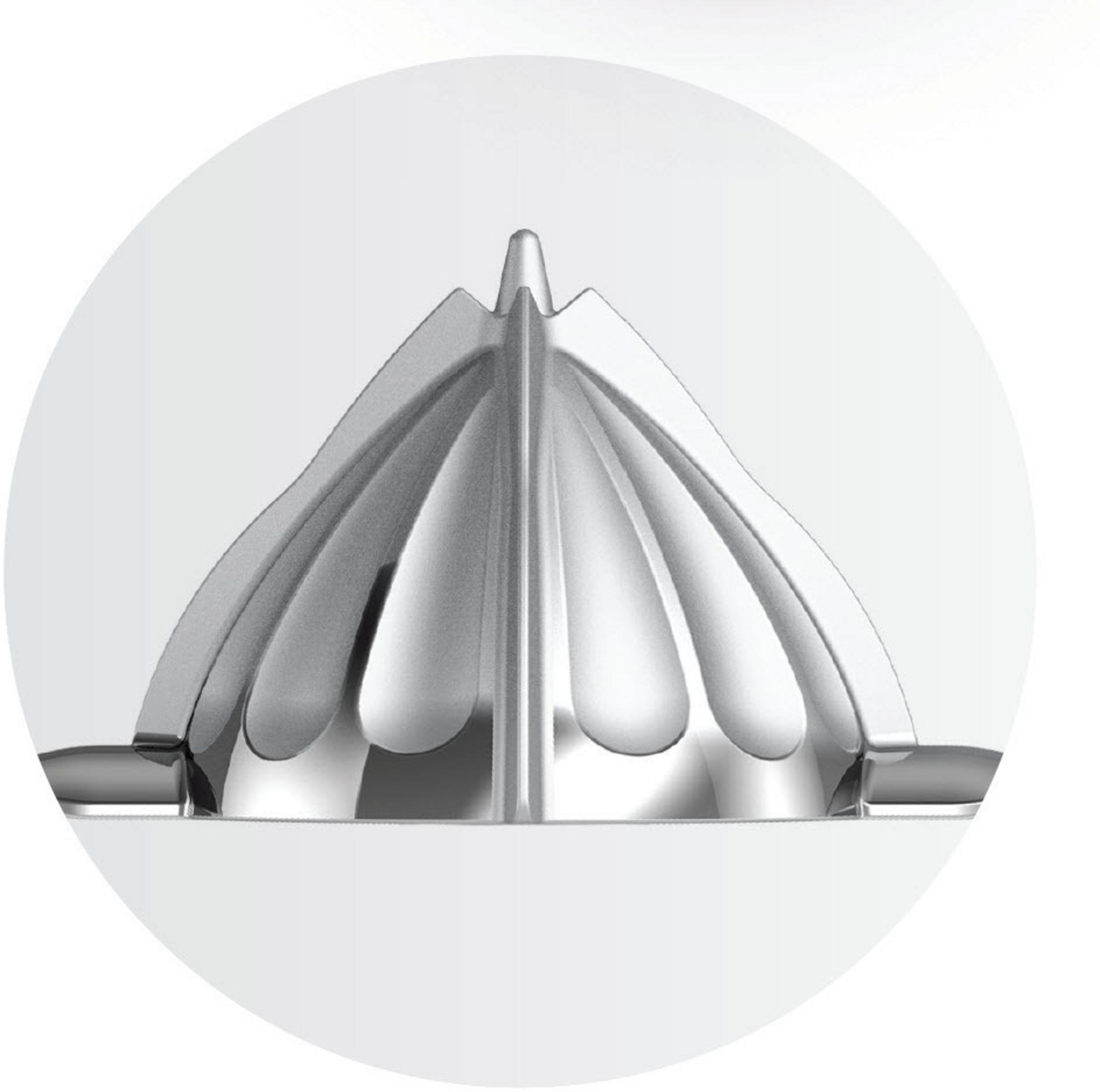 Primer plano de un exprimidor de cítricos plateado, fondo blanco. El exprimidor es metálico.