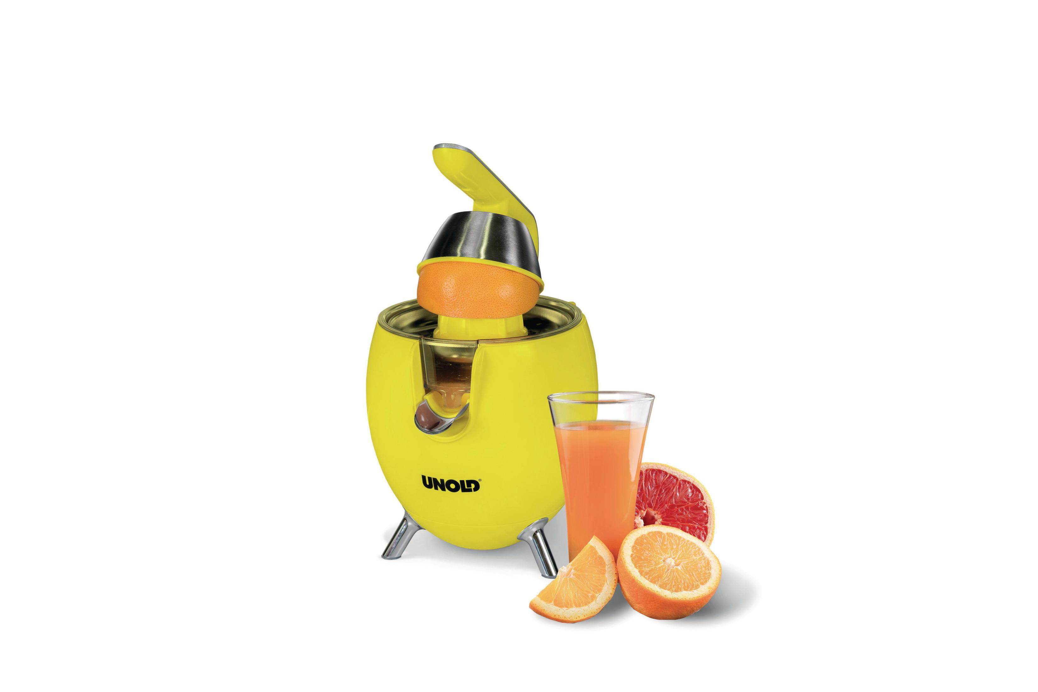 Ein gelber Zitruspresser mit einer aufgeschnittenen Orange. Ein Glas Saft und Orangenscheiben liegen daneben.