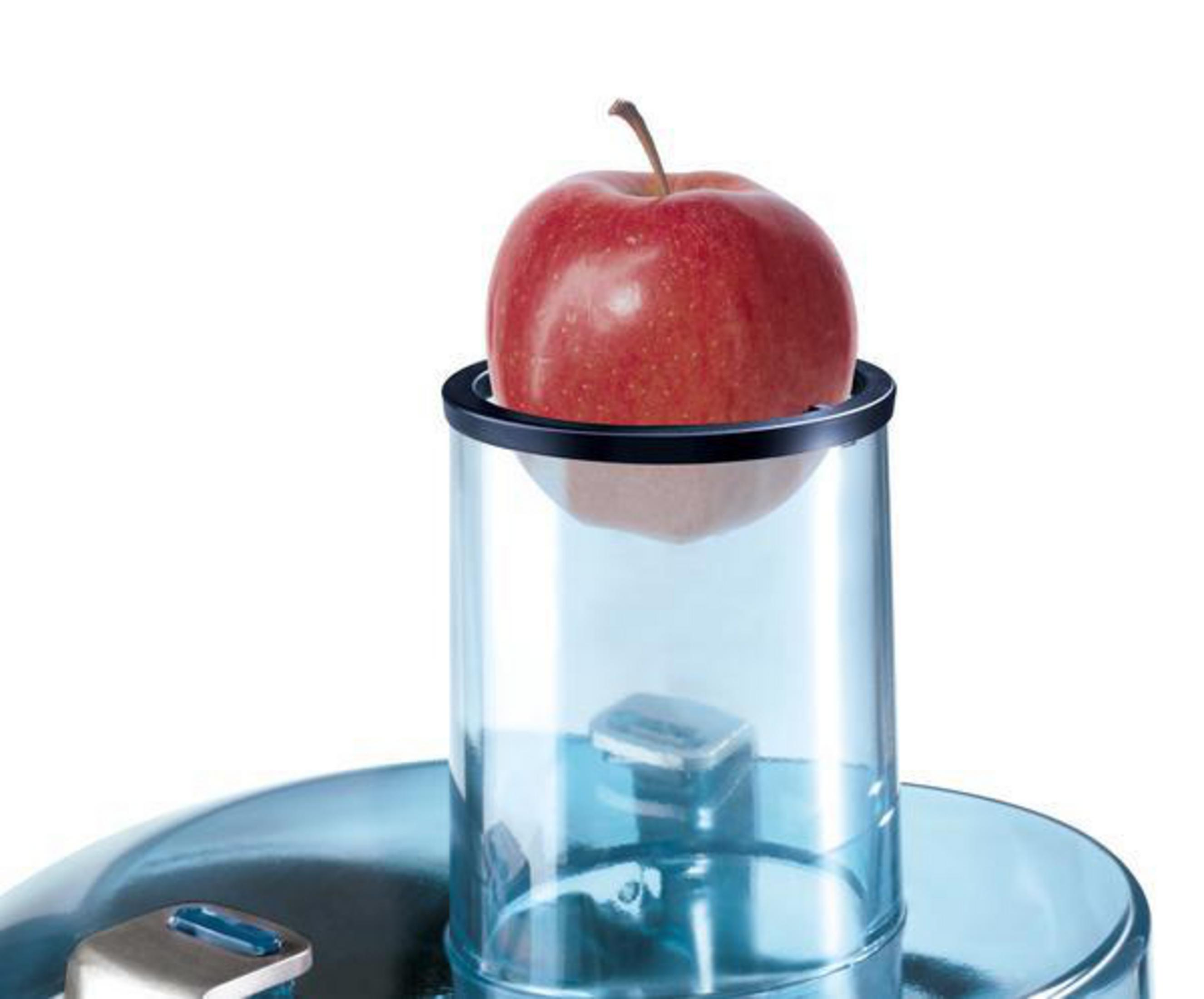 Ein roter Apfel sitzt in einem blauen Entsafter. Der Entsafter steht auf weißem Hintergrund.