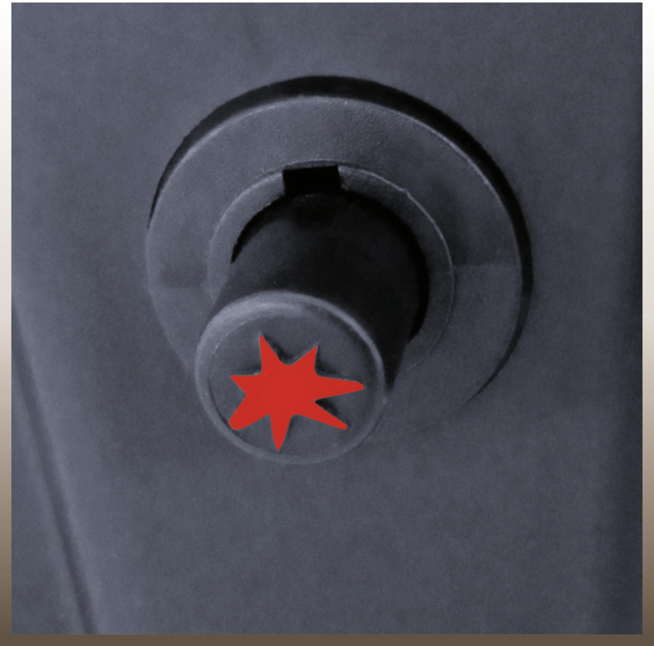 Nahaufnahme eines schwarzen Knopfes mit rotem Sternsymbol. Der Knopf hat Zahlen.
