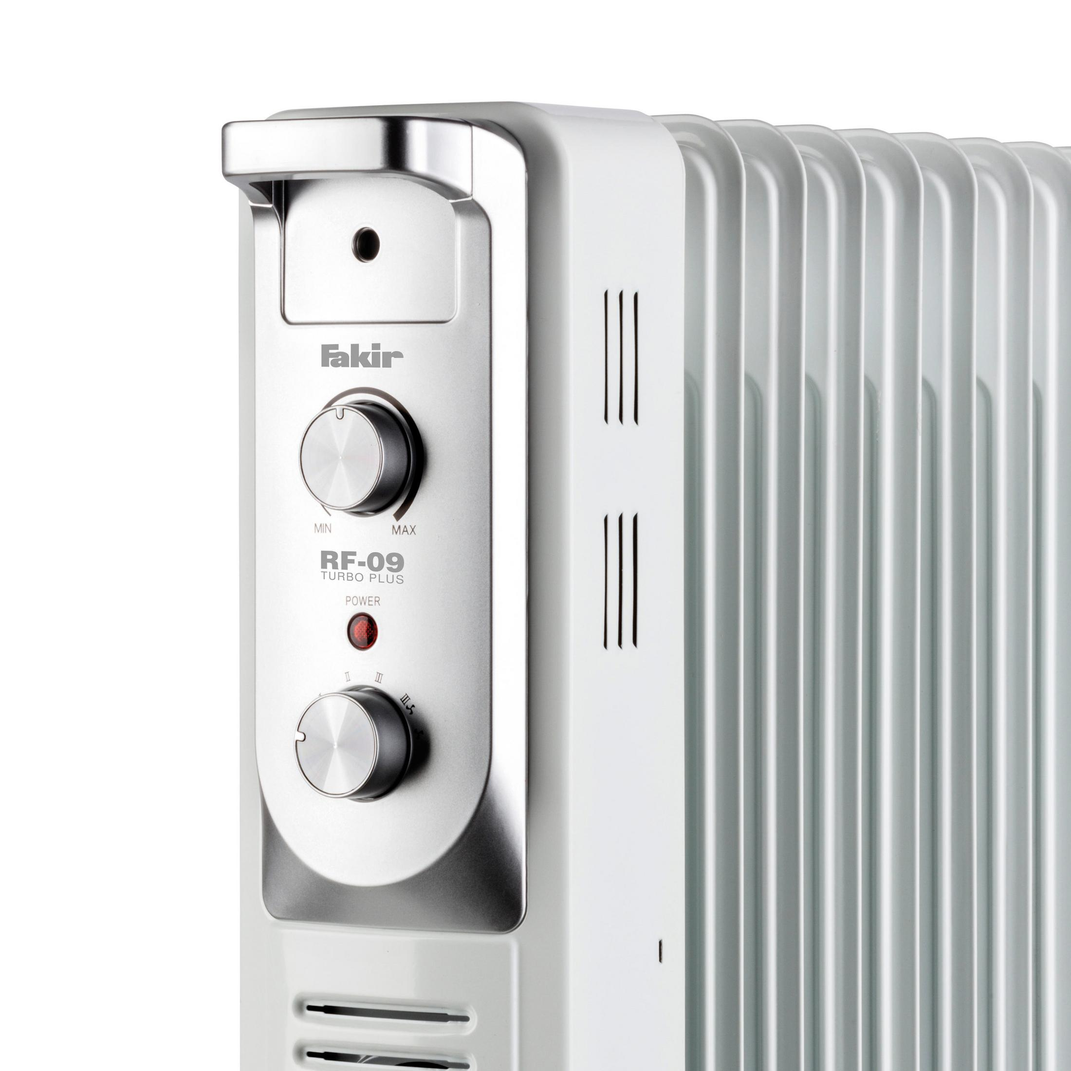 Termosifone a olio bianco e argento con pannello di controllo e quadranti. Il marchio è Fakir.