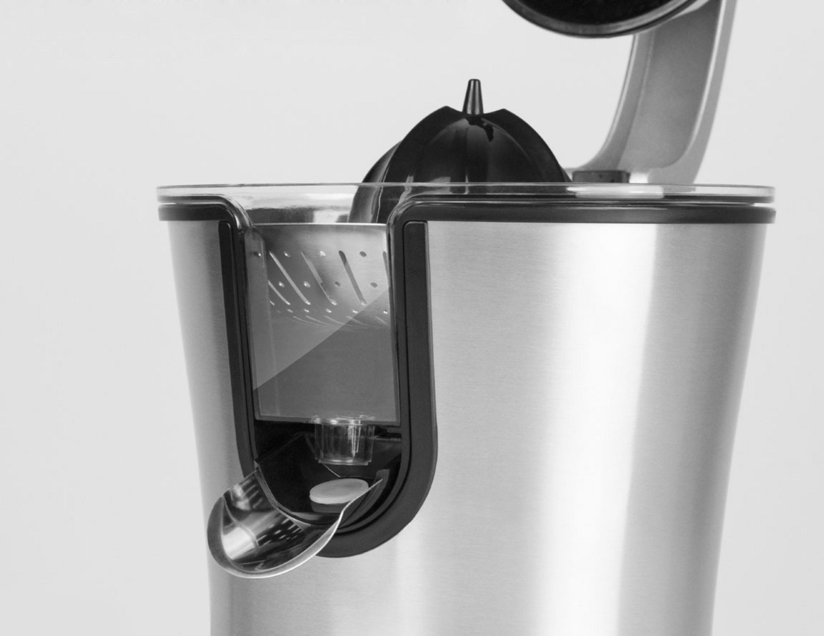 Centrifuga in acciaio inossidabile con componenti neri. Primo piano.