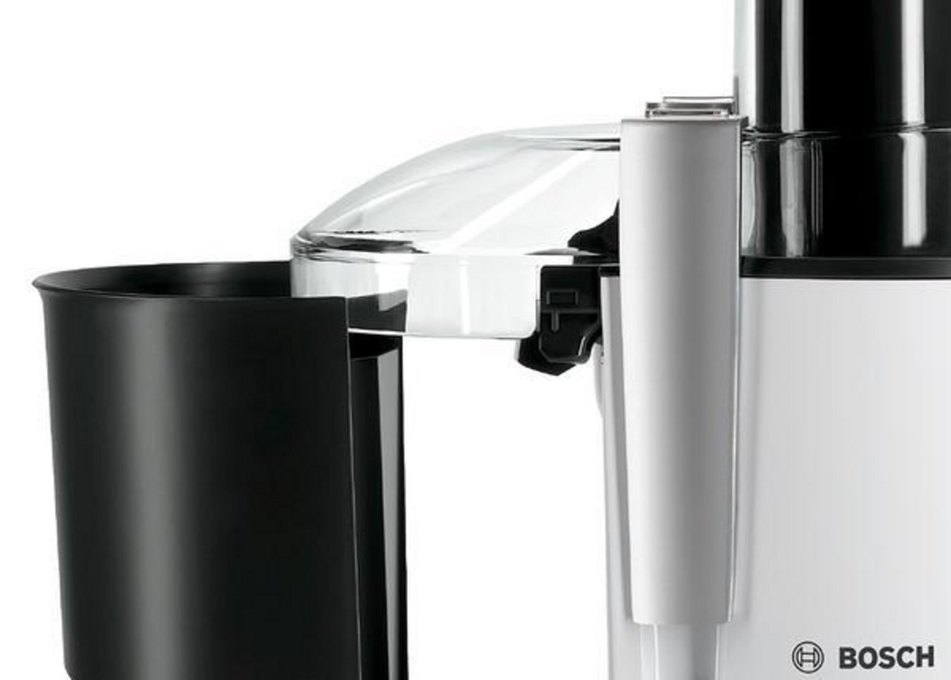 Gros plan sur un extracteur de jus blanc et noir. Récipient noir à gauche. Bec verseur transparent et corps blanc.