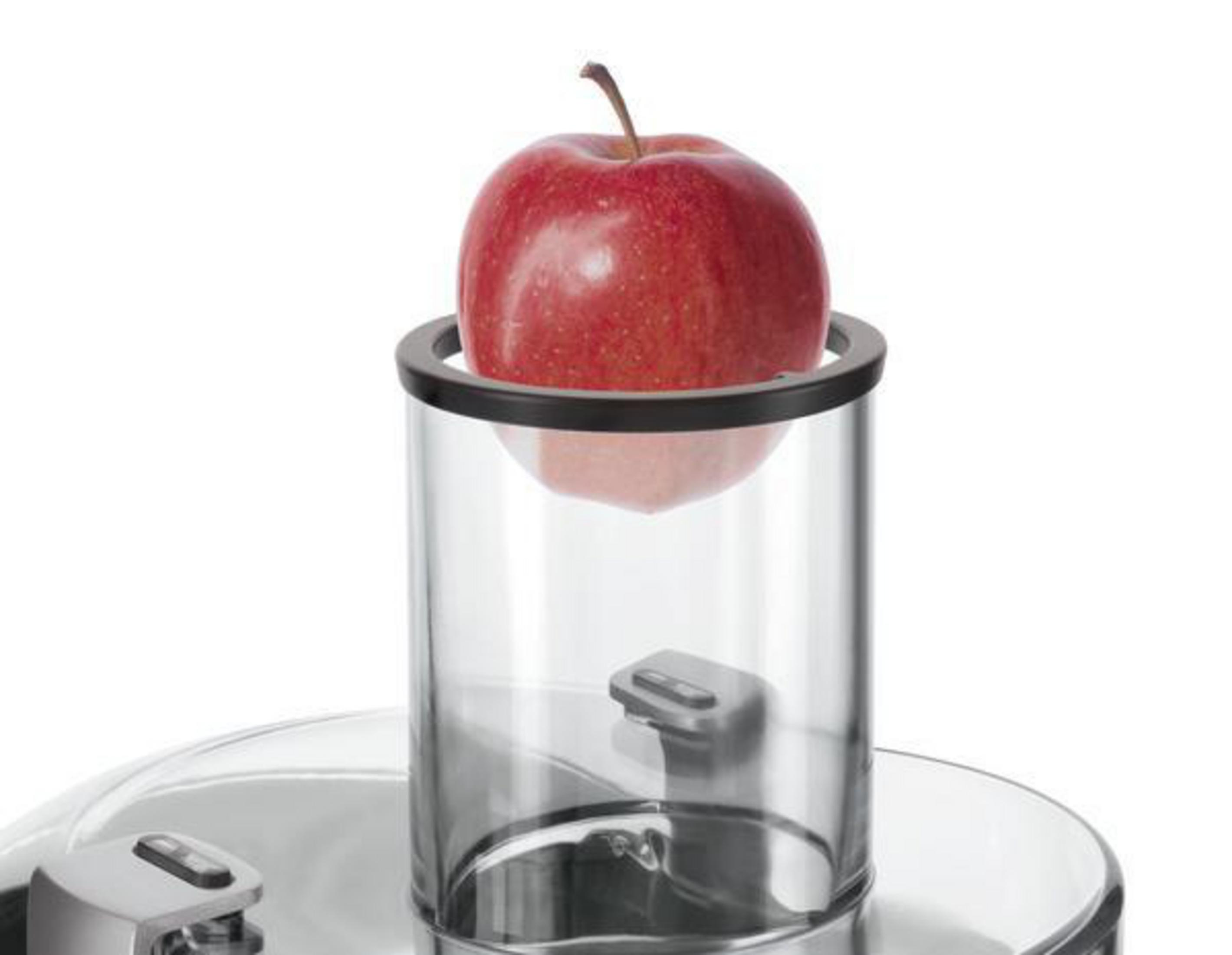 Pomme rouge dans un extracteur de jus, récipient en verre et base argentée. Fond blanc.