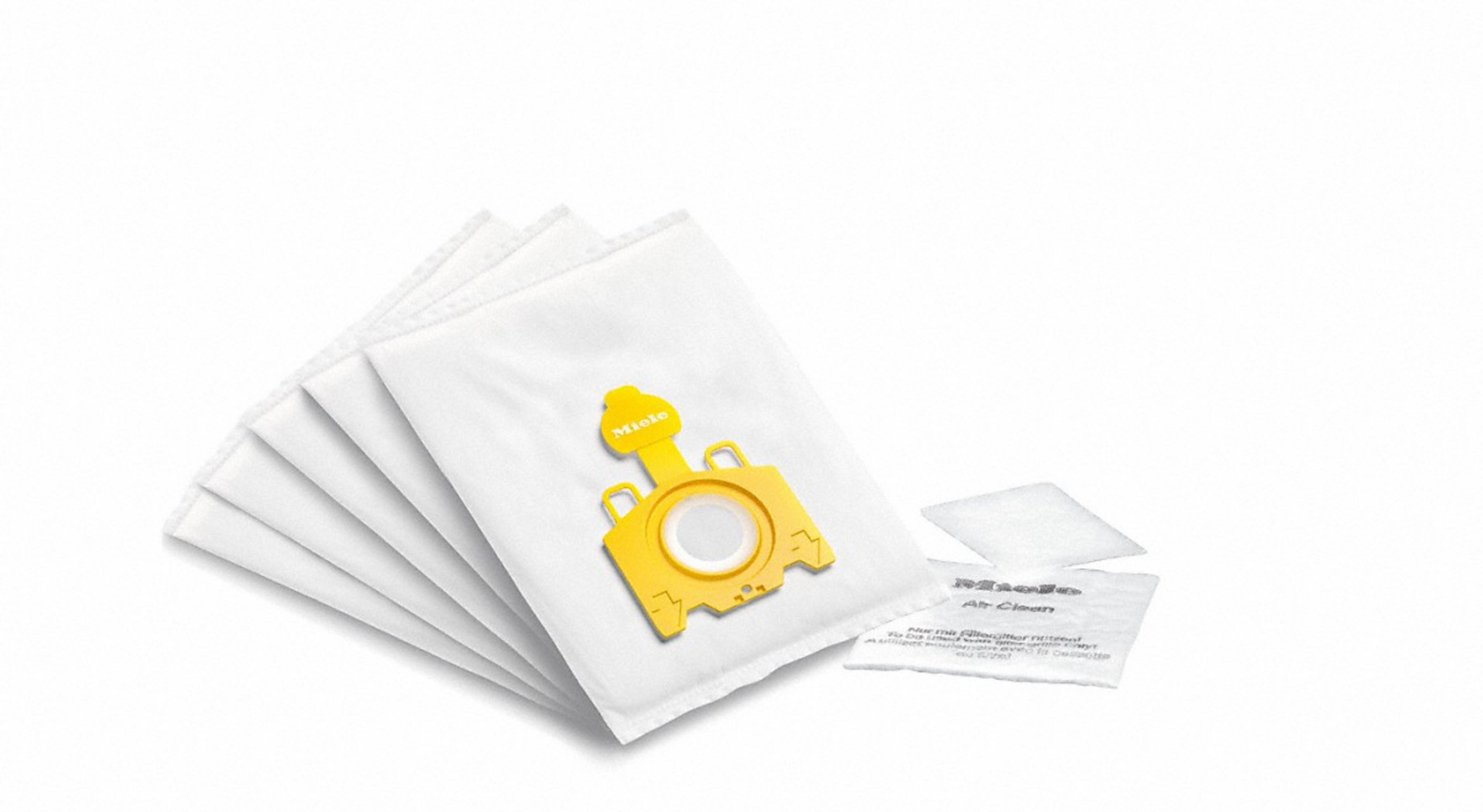 Worki do odkurzacza i filtr na białym tle. Jeden worek ma żółtą plastikową część.