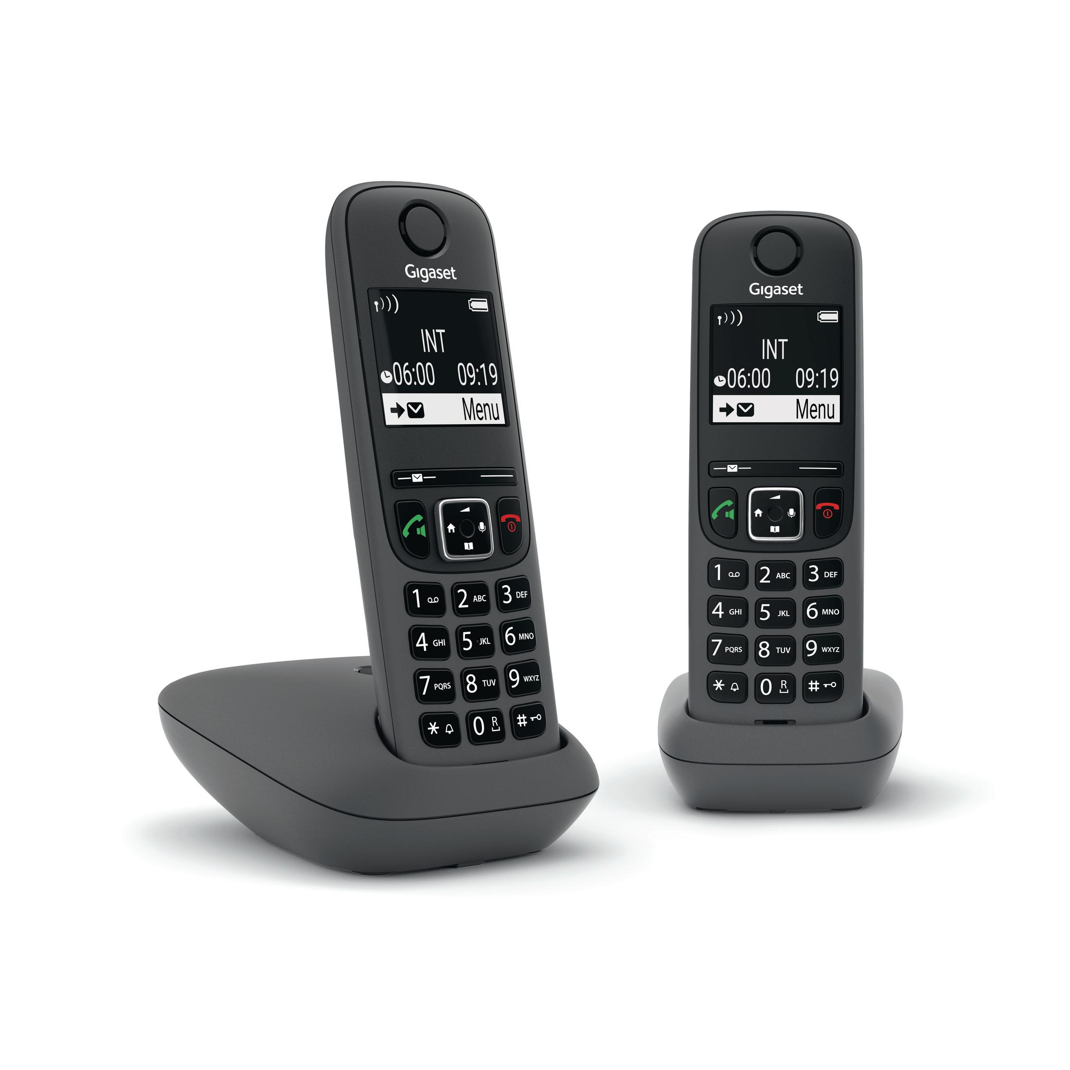 Zwei schwarze schnurlose Gigaset-Telefone mit Ladestationen auf weißer Oberfläche.