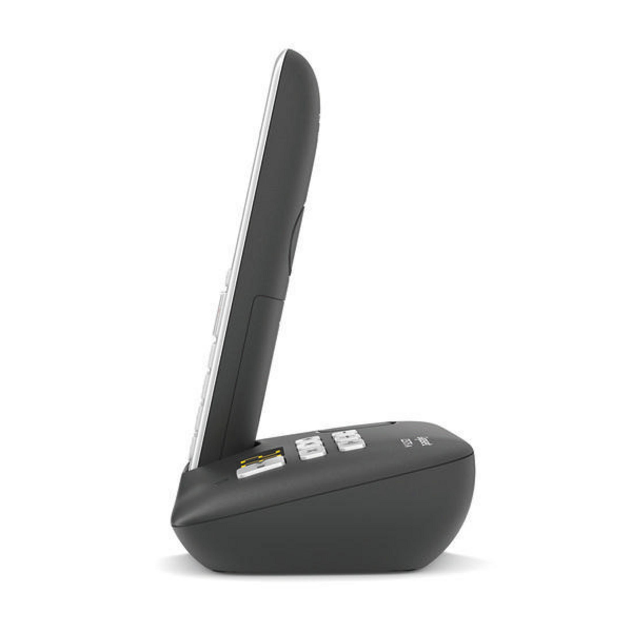 Schwarzer schnurloser Telefonhörer auf seiner Basis. Der Hörer ist zur Seite geneigt, Tastatur sichtbar.