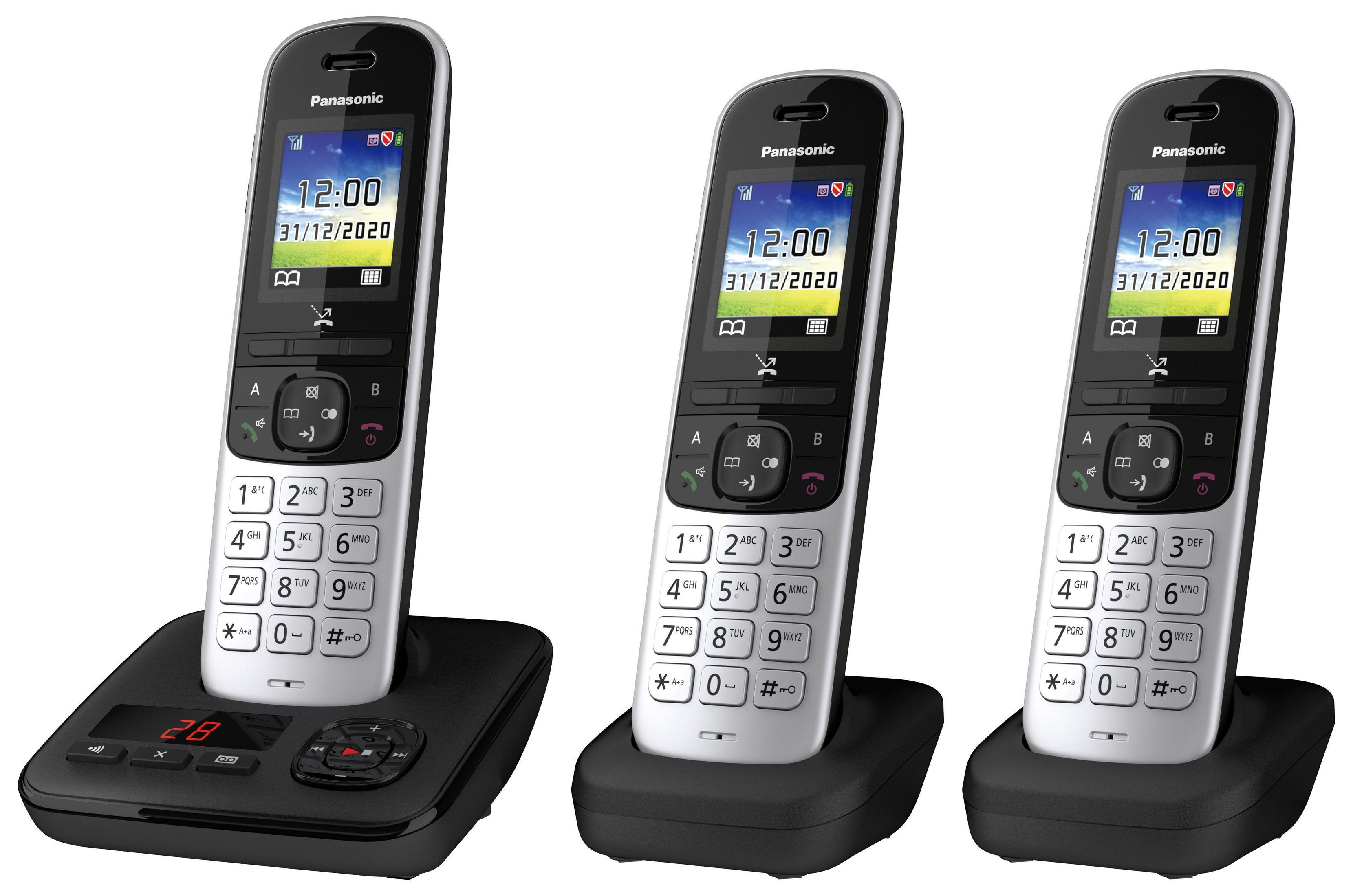 Tre telefoni cordless sulle loro basi di ricarica. Basi nere, telefoni bianchi. Sfondo bianco.
