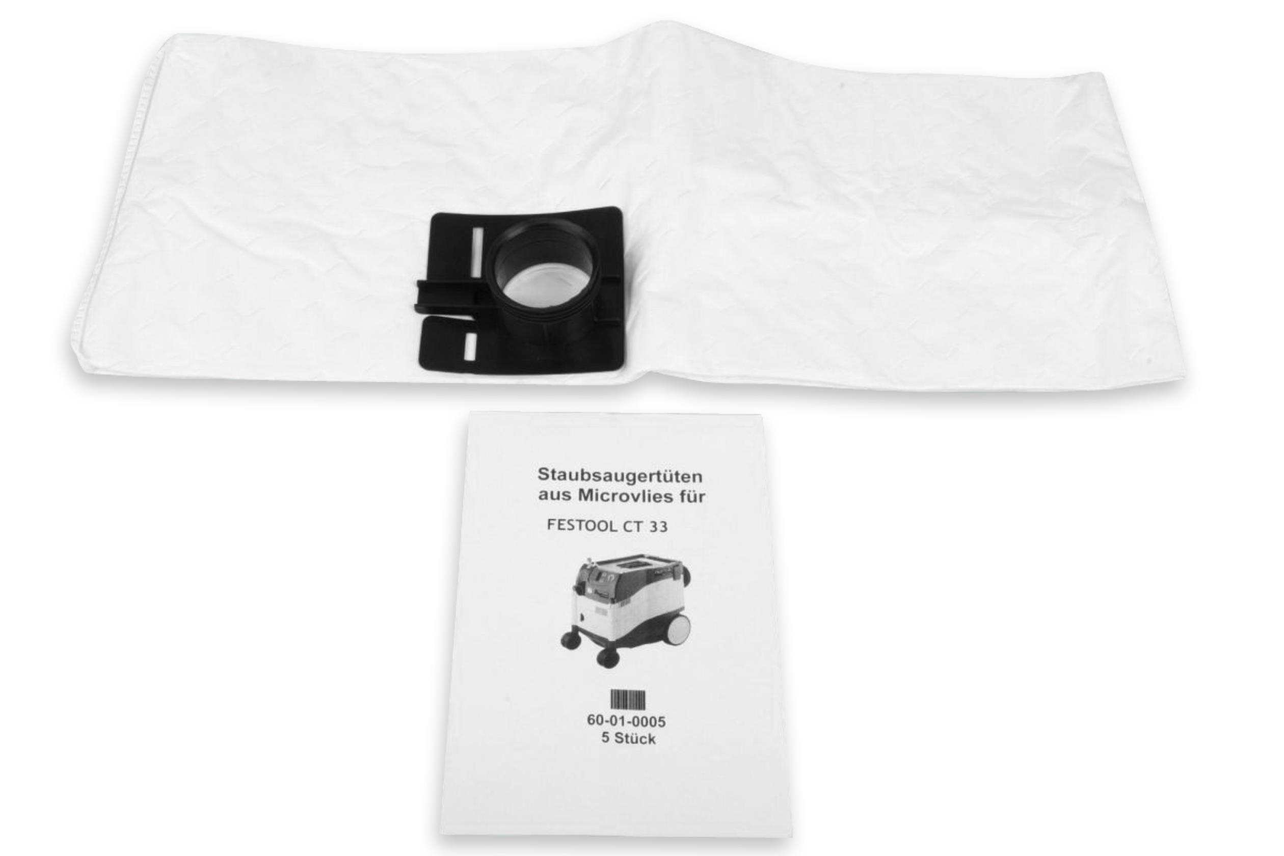Weißer Staubsaugerbeutel, schwarze Düse und ein Büchlein auf weißer Oberfläche.