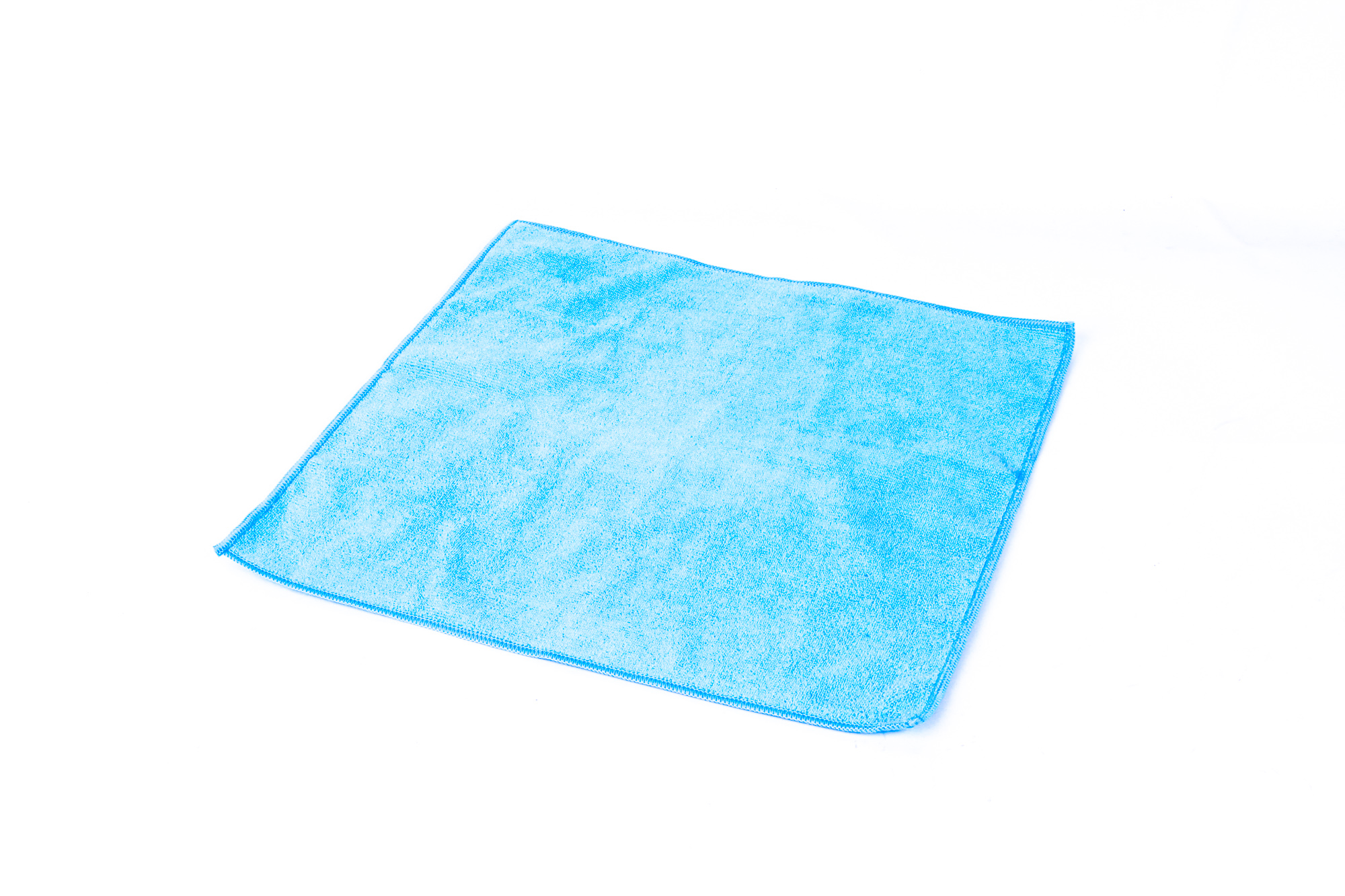 Ein quadratisches, hellblaues Mikrofasertuch auf weißem Hintergrund.