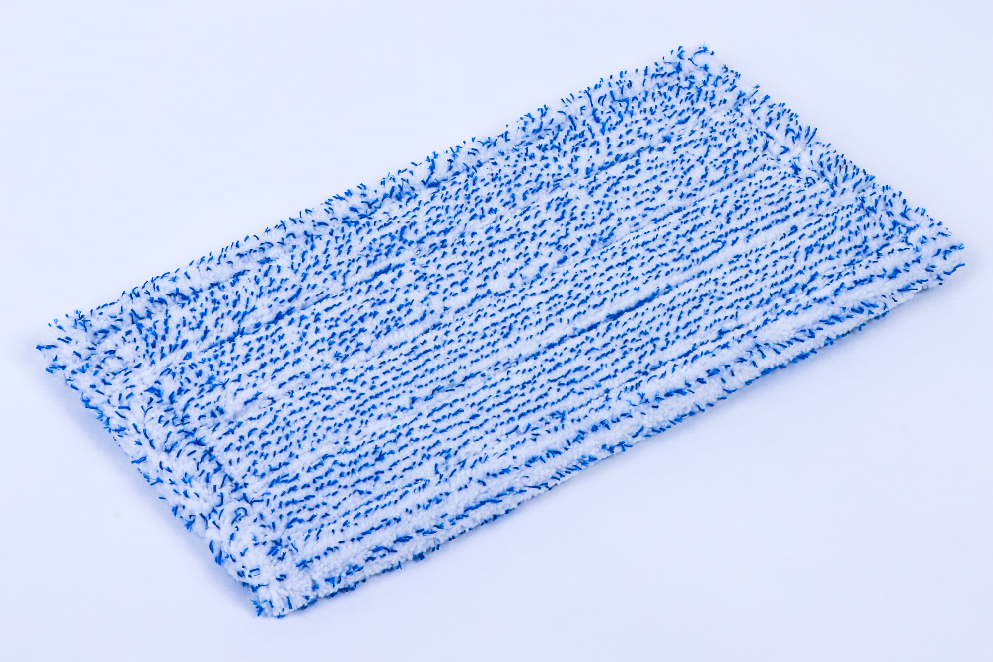 Ein rechteckiger Moppkopf in Blau und Weiß auf einer weißen Oberfläche. Der Mopp hat blaue und weiße Texturen.