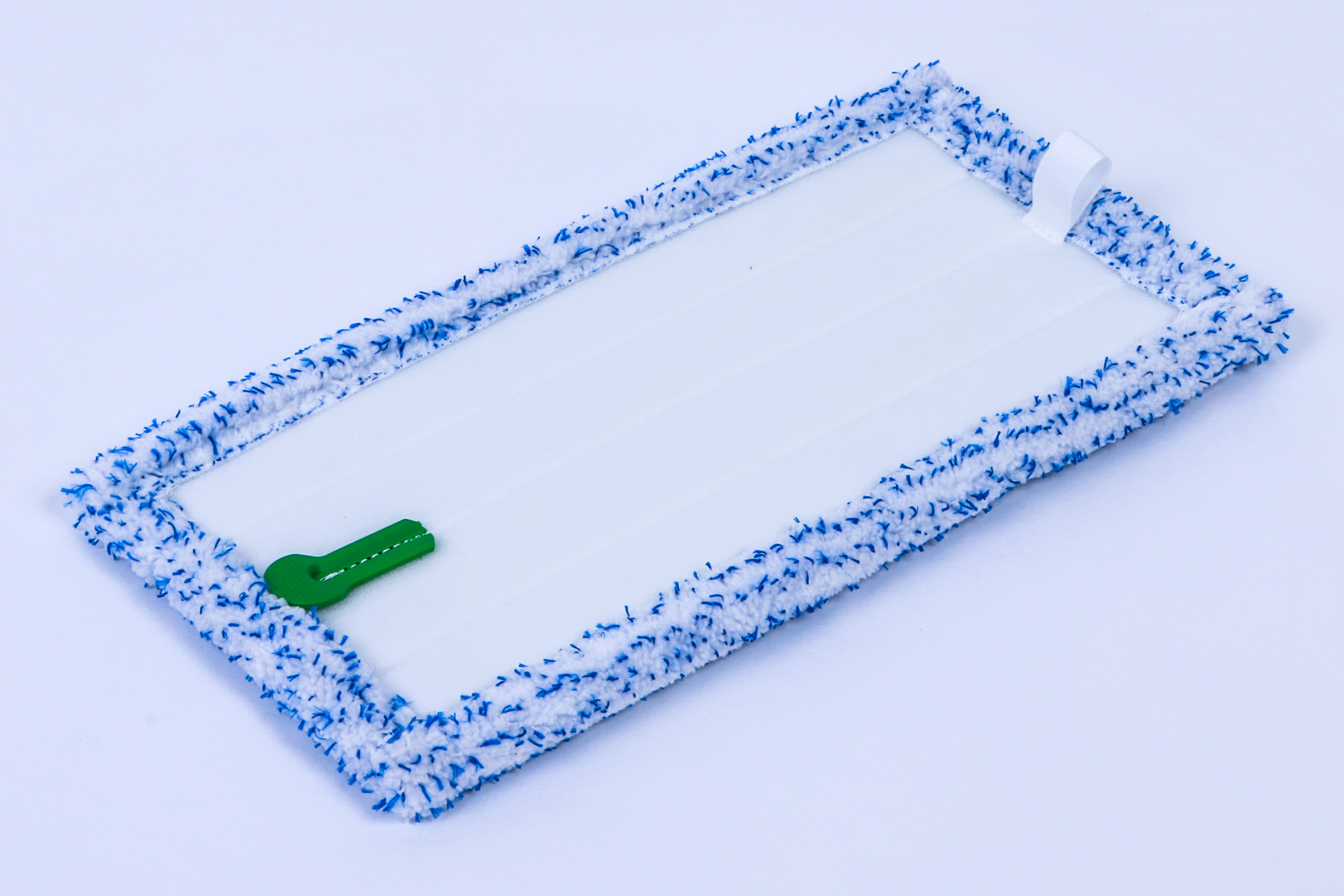 Weißer rechteckiger Moppkopf mit blau-weißer Verkleidung. Ein grünes Kunststoffteil ist angebracht. Weißer Hintergrund.