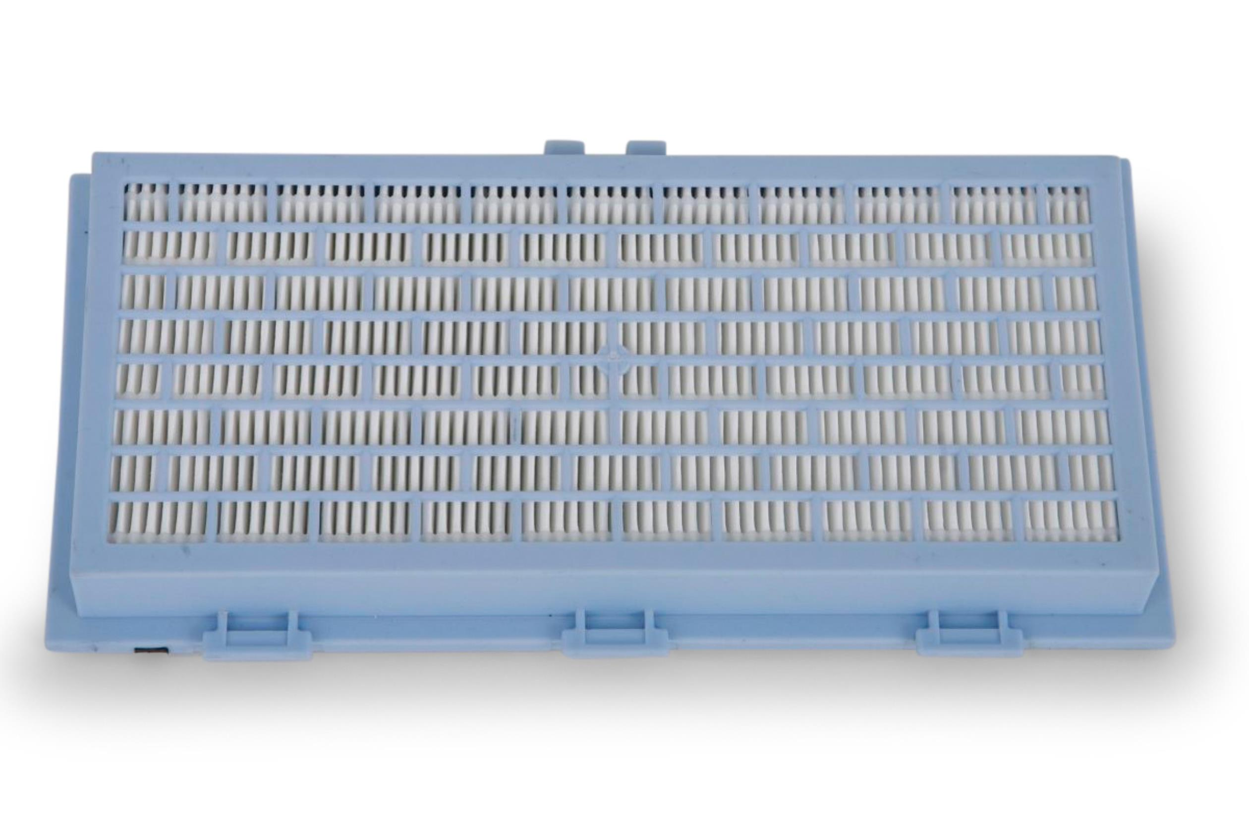 Blauer Luftfilter mit Gittermuster. Es hat eine rechteckige Form mit mehreren Löchern.