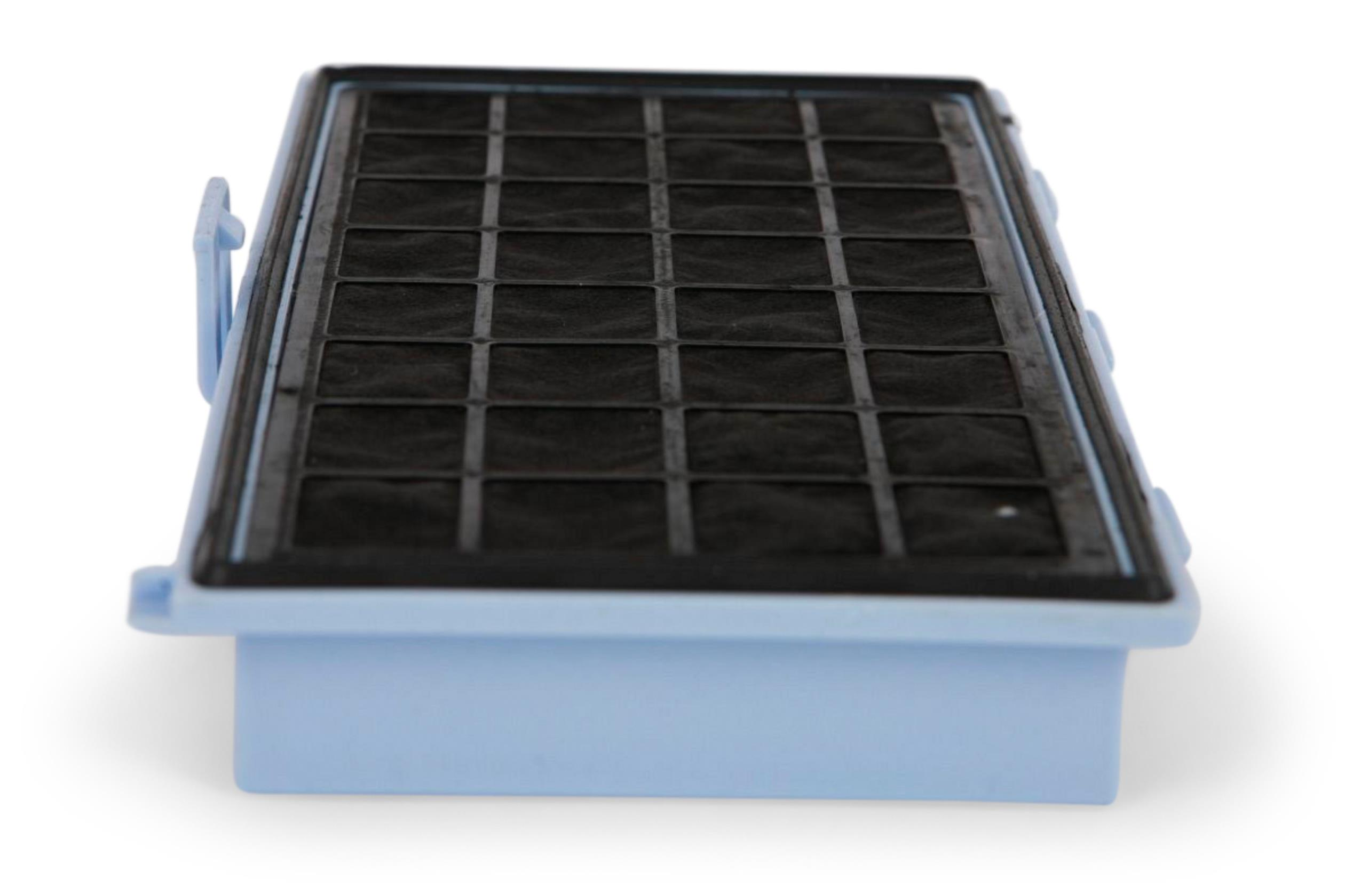 Ein rechteckiger Luftfilter mit einem schwarzen Gitter in einem hellblauen Rahmen.