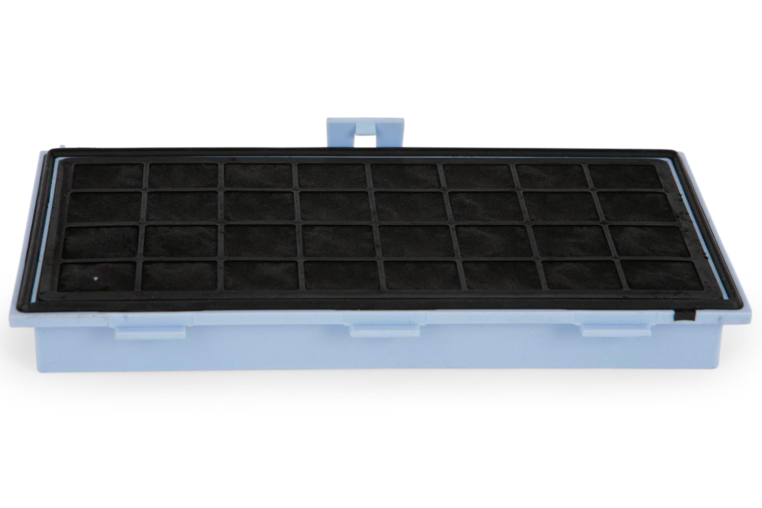 Blauer Luftfilter mit einem schwarzen Aktivkohlefilter, rechteckiger Form und hellblauem Rahmen.