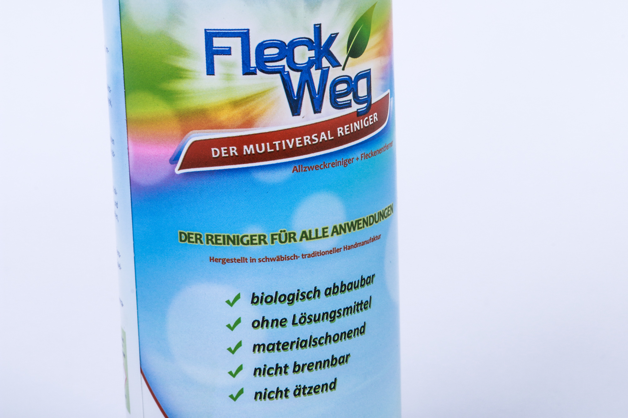 Nahaufnahme einer Reinigungsmittelflasche mit Text und grünen Häkchen.