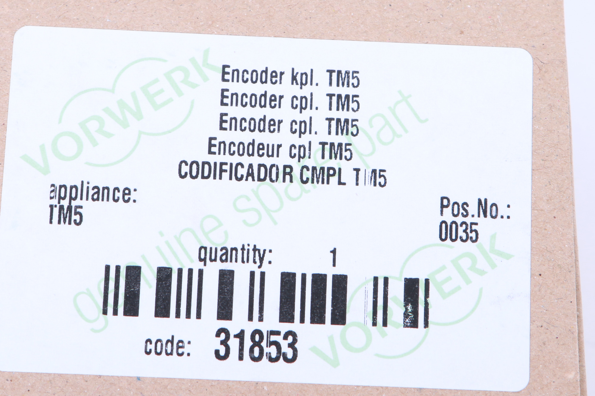 Ein Produktetikett mit Text in mehreren Sprachen und einem Barcode.