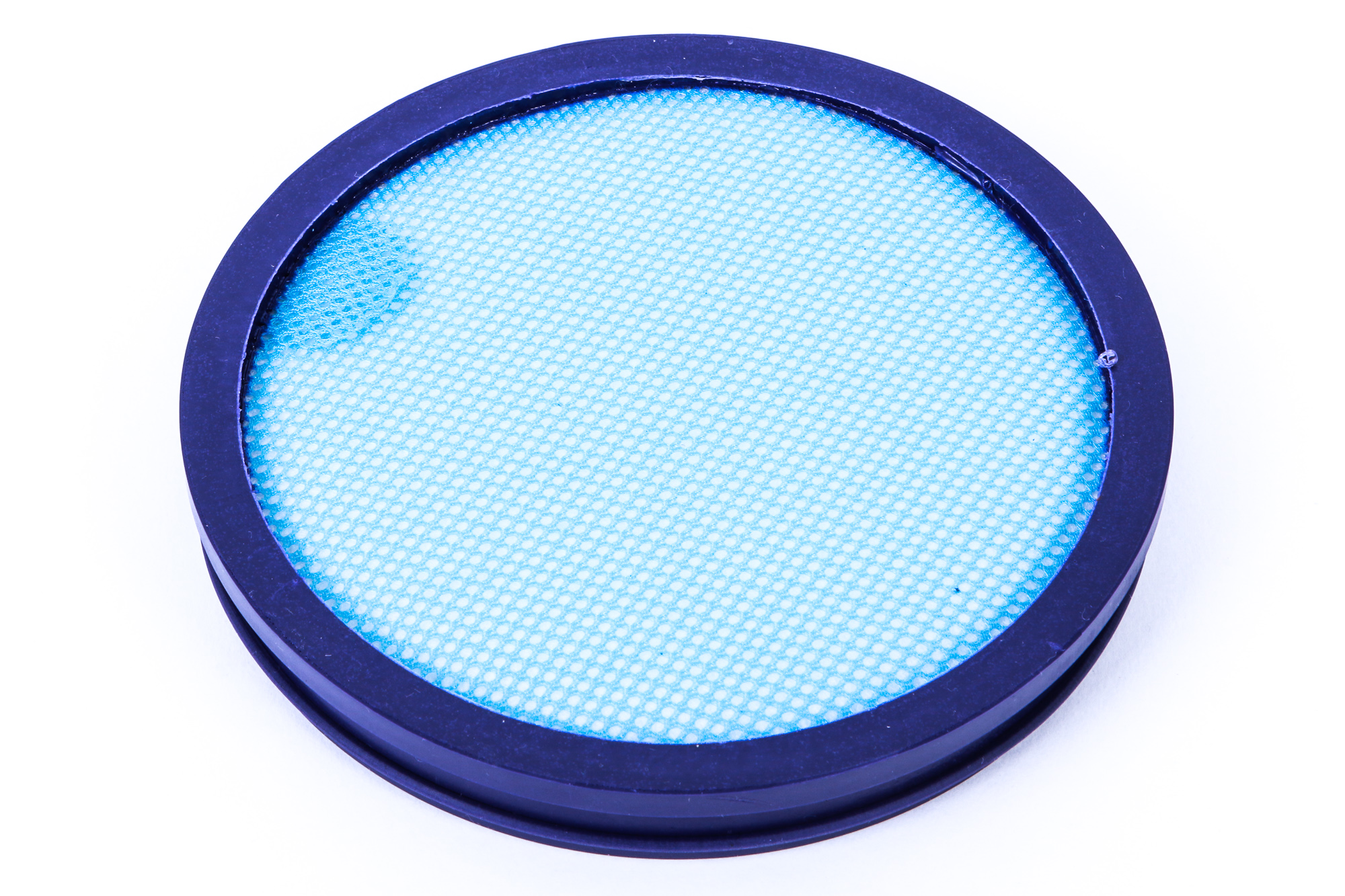 Blauer kreisförmiger Luftfilter mit blauem Netz, umgeben von einem schwarzen Rand.