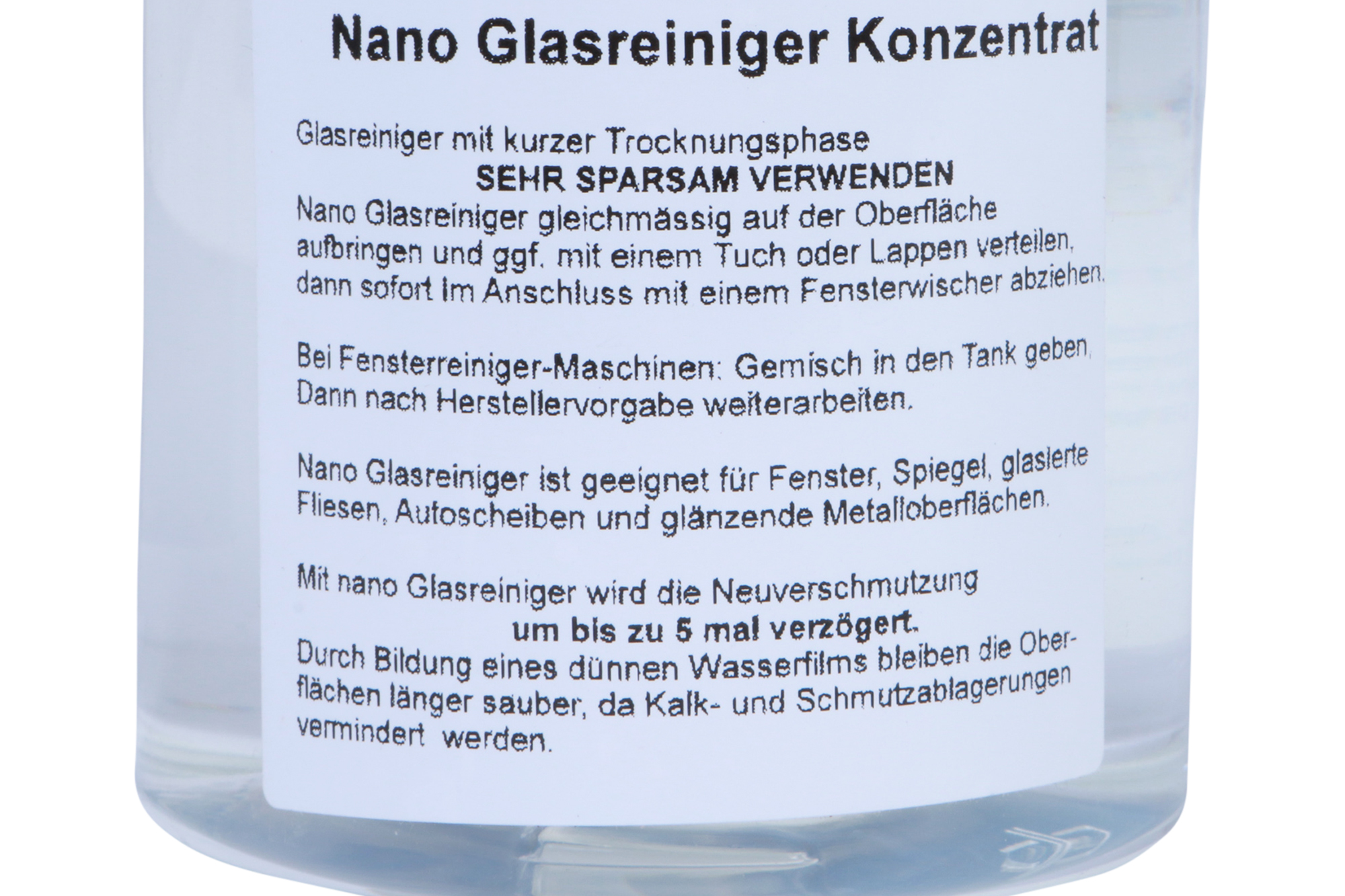 Etikett auf einer Flasche. Text auf Deutsch. Nano Glasreiniger Konzentrat. Weißer Hintergrund.