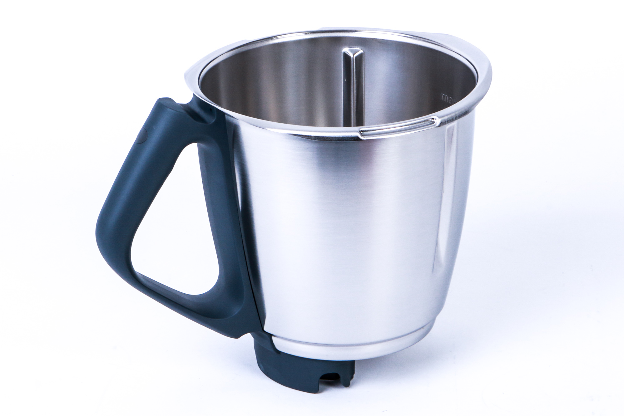 Silberner Mixbecher mit dunkelgrauem Griff. Er befindet sich auf weißem Hintergrund.