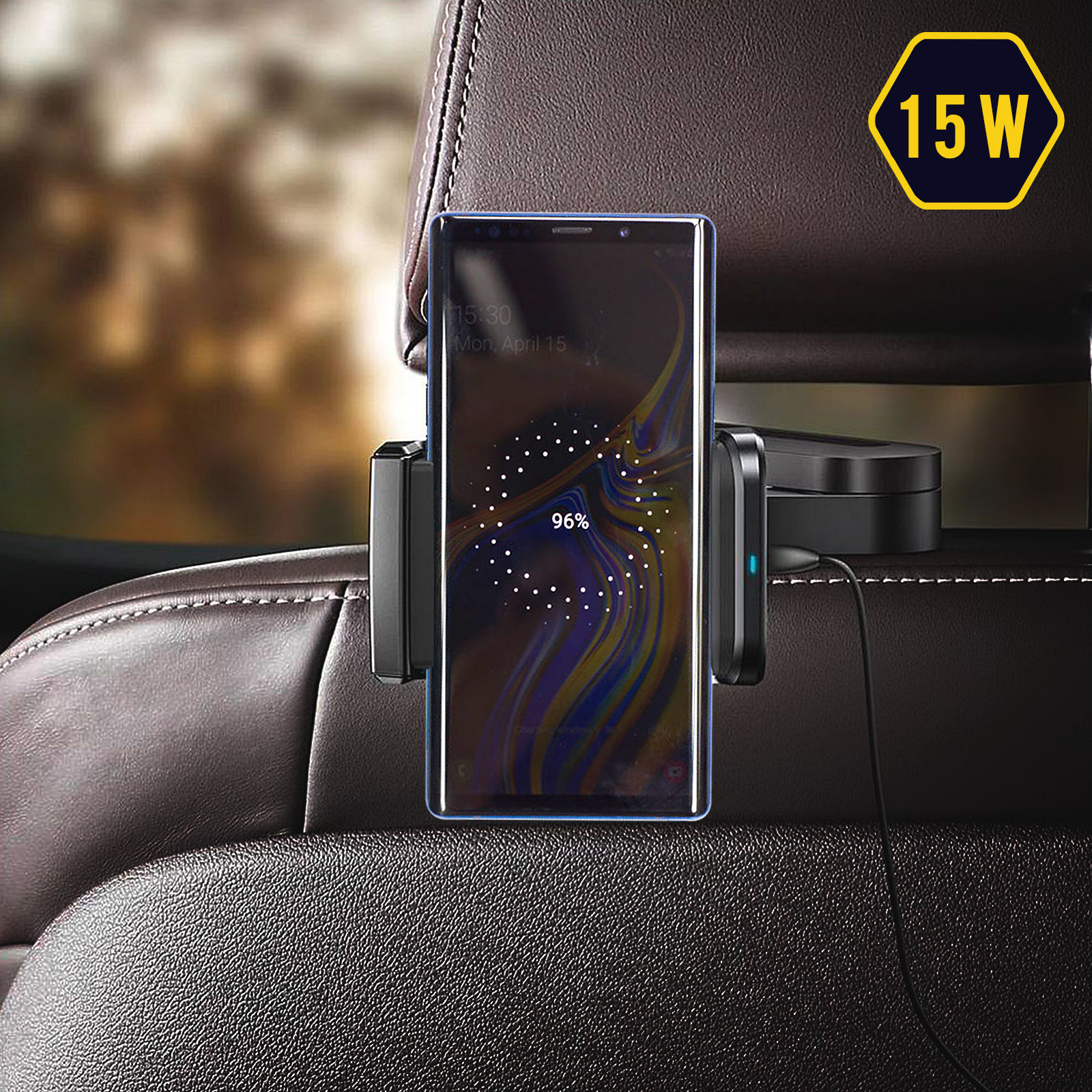 Telefon jest zamontowany na zagłówku samochodu, w trakcie ładowania. Ikona 15W znajduje się w rogu. Widoczny jest procent naładowania.