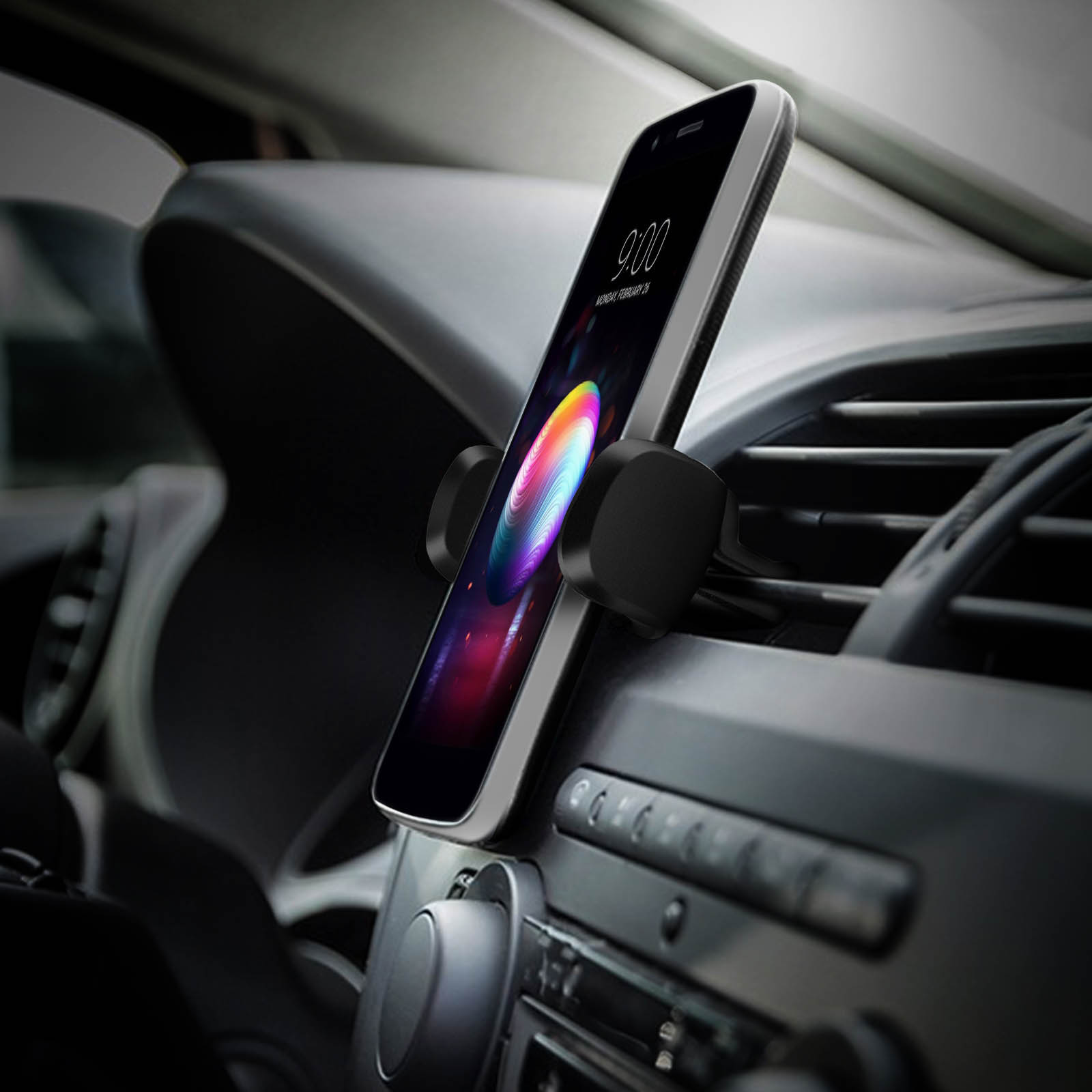 Telefon im Auto montiert, Uhrzeit und farbige App.