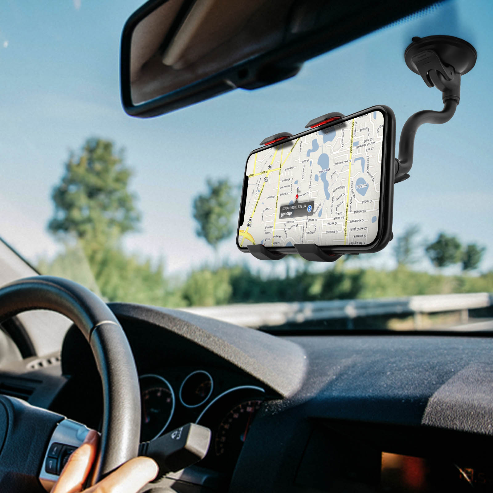 Un interno auto con un telefono montato sul parabrezza che mostra una mappa.