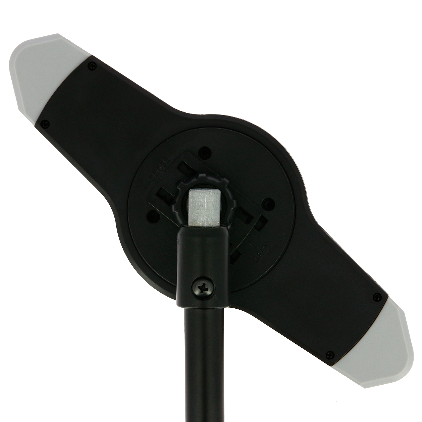 Un supporto per tablet nero con un supporto nero e un palo di metallo. Il supporto è angolato.
