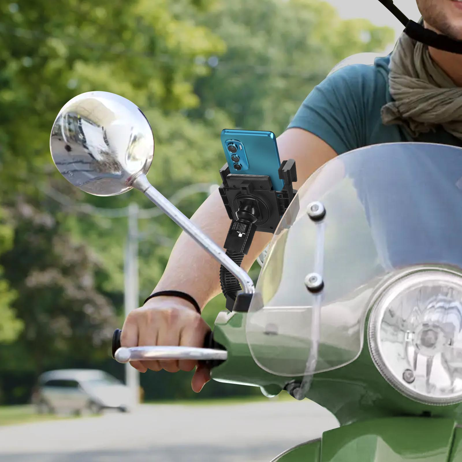 Persona su uno scooter con telefono montato sul manubrio. Specchio a sinistra.