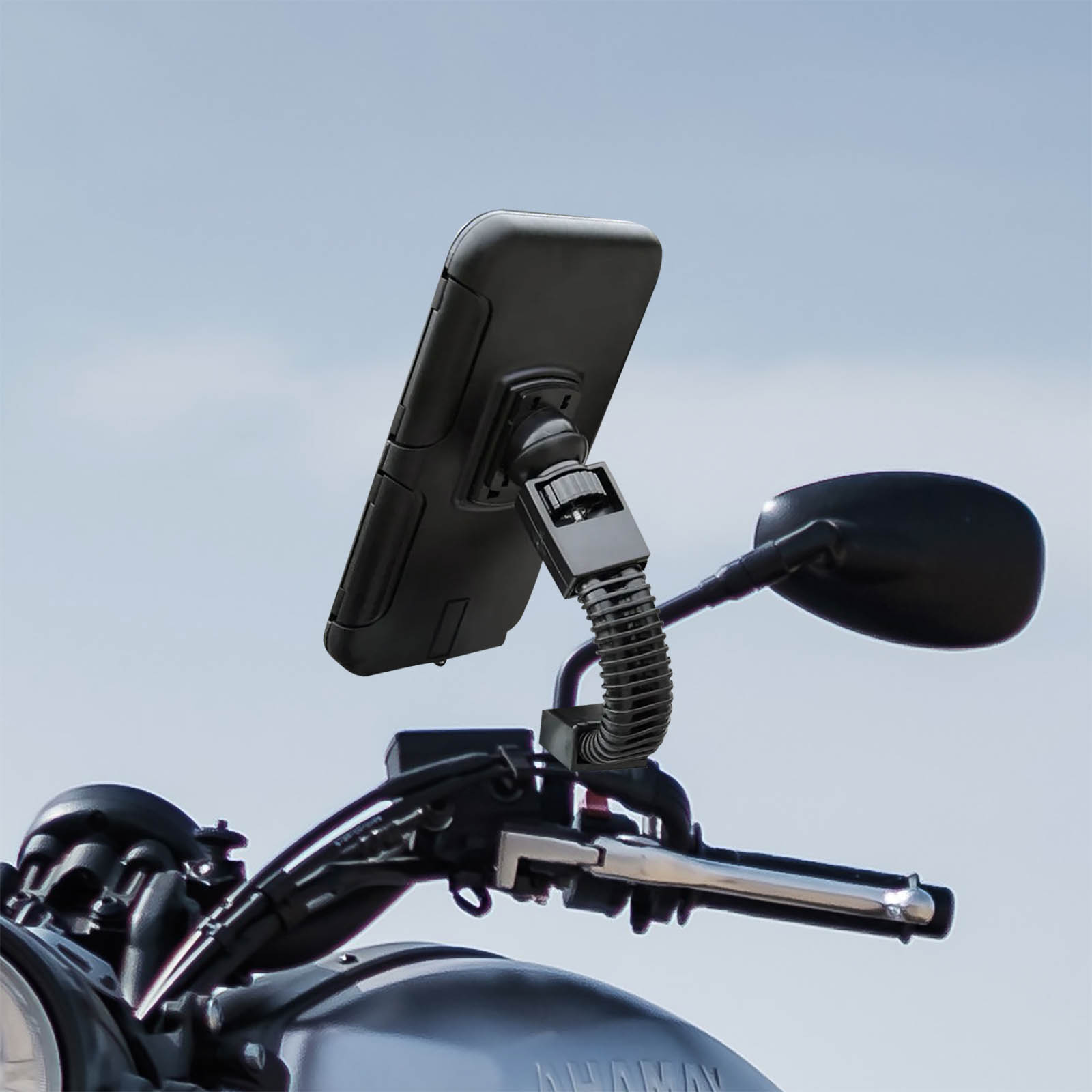 Supporto telefono nero montato su manubrio moto, specchietto nero, cielo blu sullo sfondo.