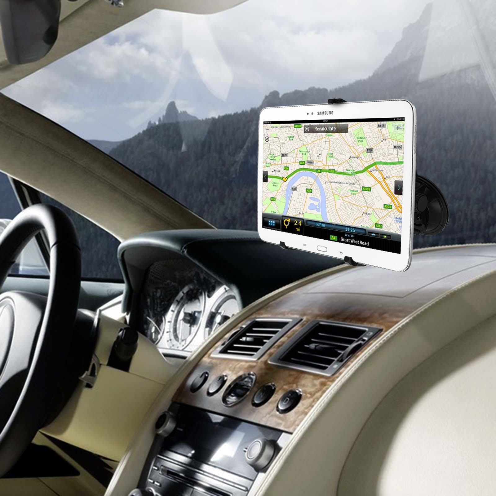 Tablet im Auto montiert, Karte und Navigationsinfo, Armaturenbrett und Landschaft sichtbar.