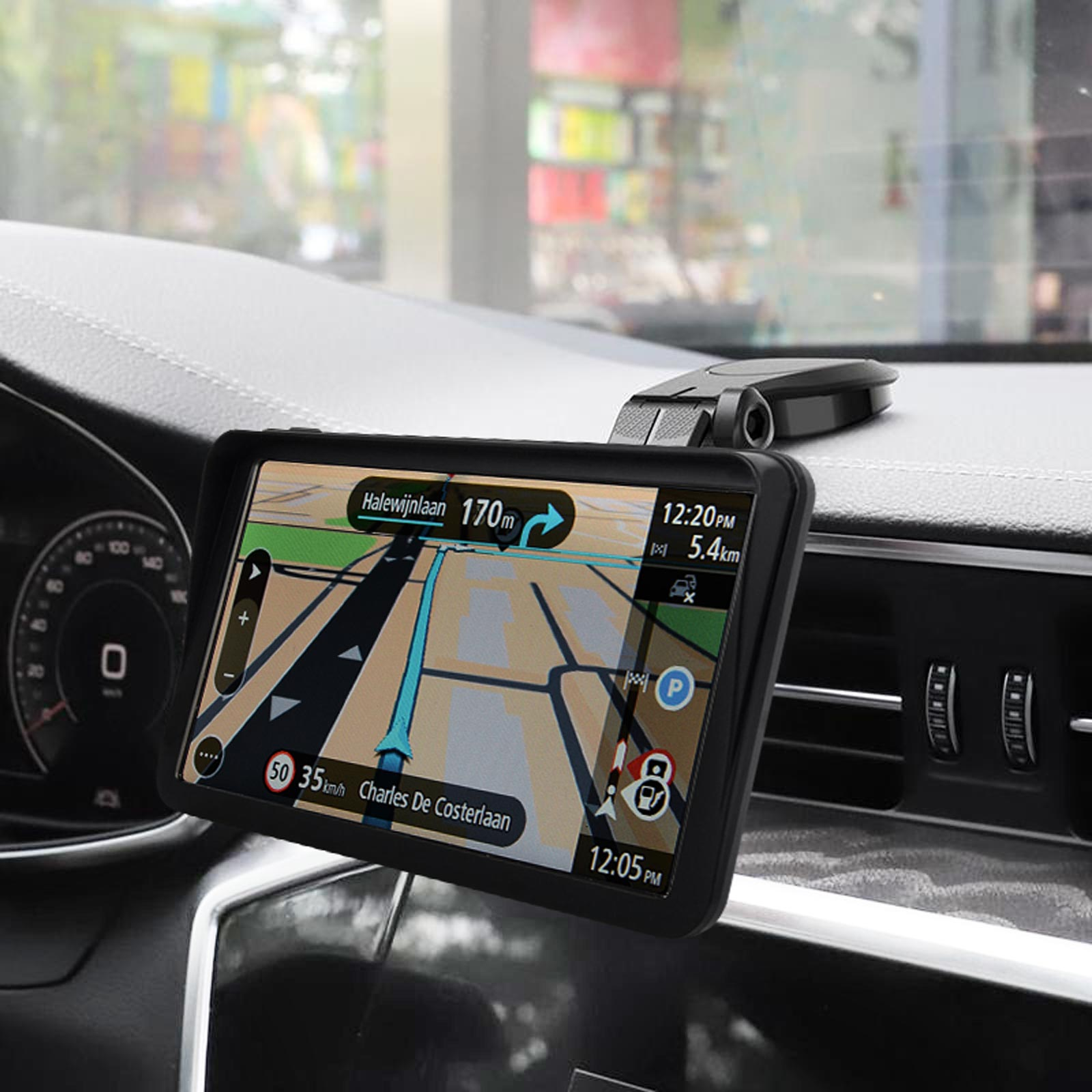 Cruscotto dell'auto con dispositivo di navigazione che mostra una mappa con nomi di strade e indicazioni.