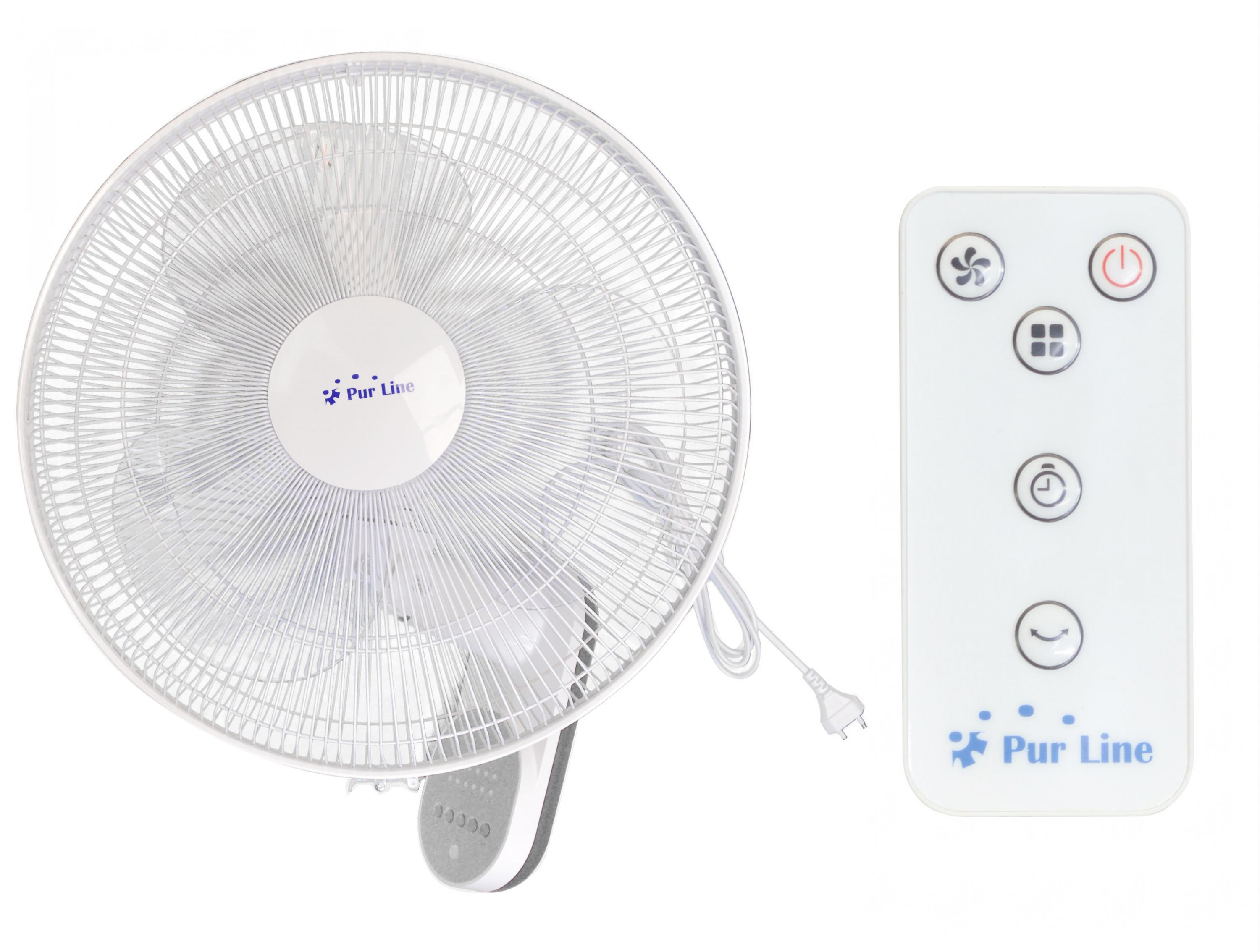 Ventilador de pared blanco con mando a distancia. Se ven las aspas y los botones del mando.