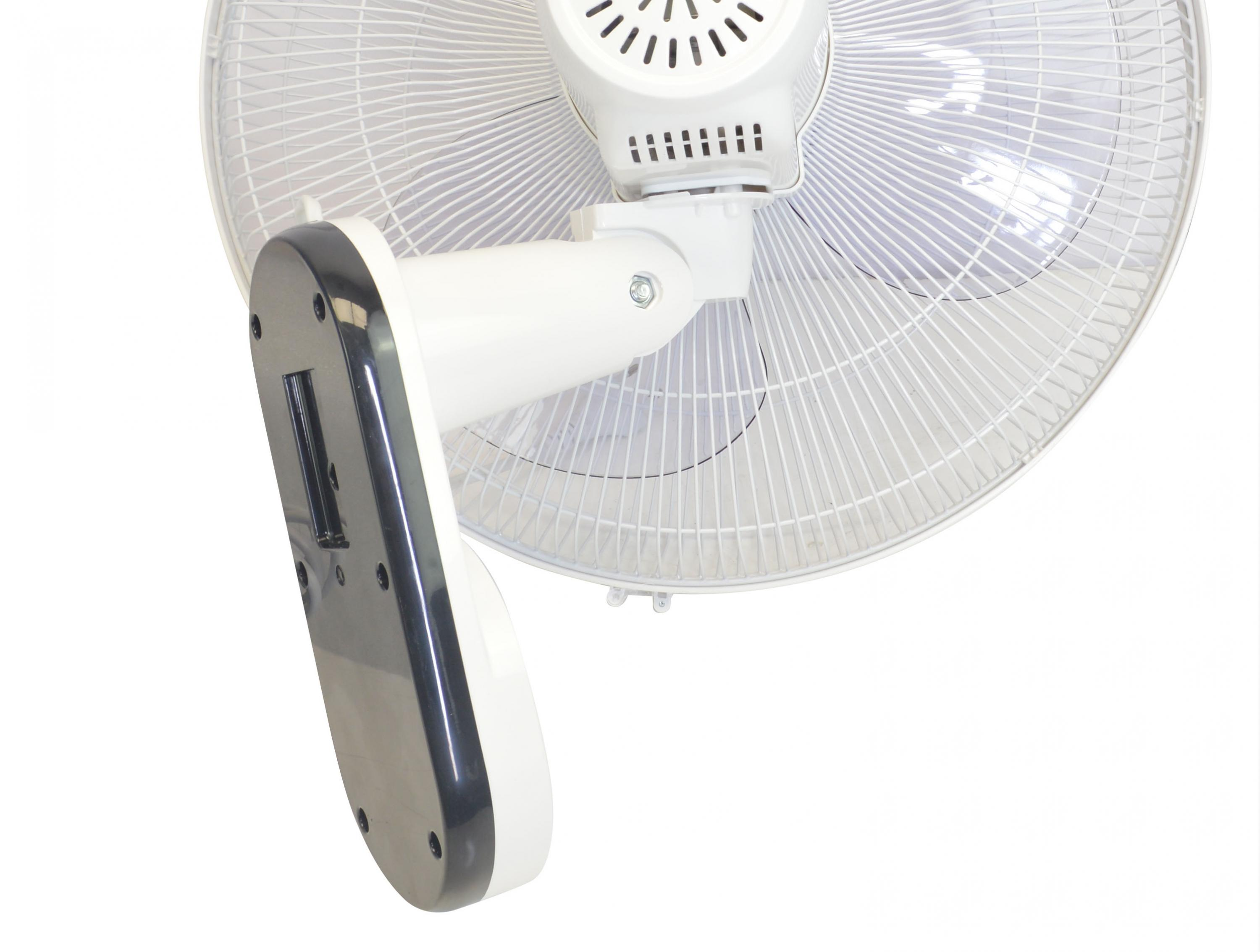 Un ventilador de pared blanco con borde negro en el brazo de montaje, aislado en blanco.
