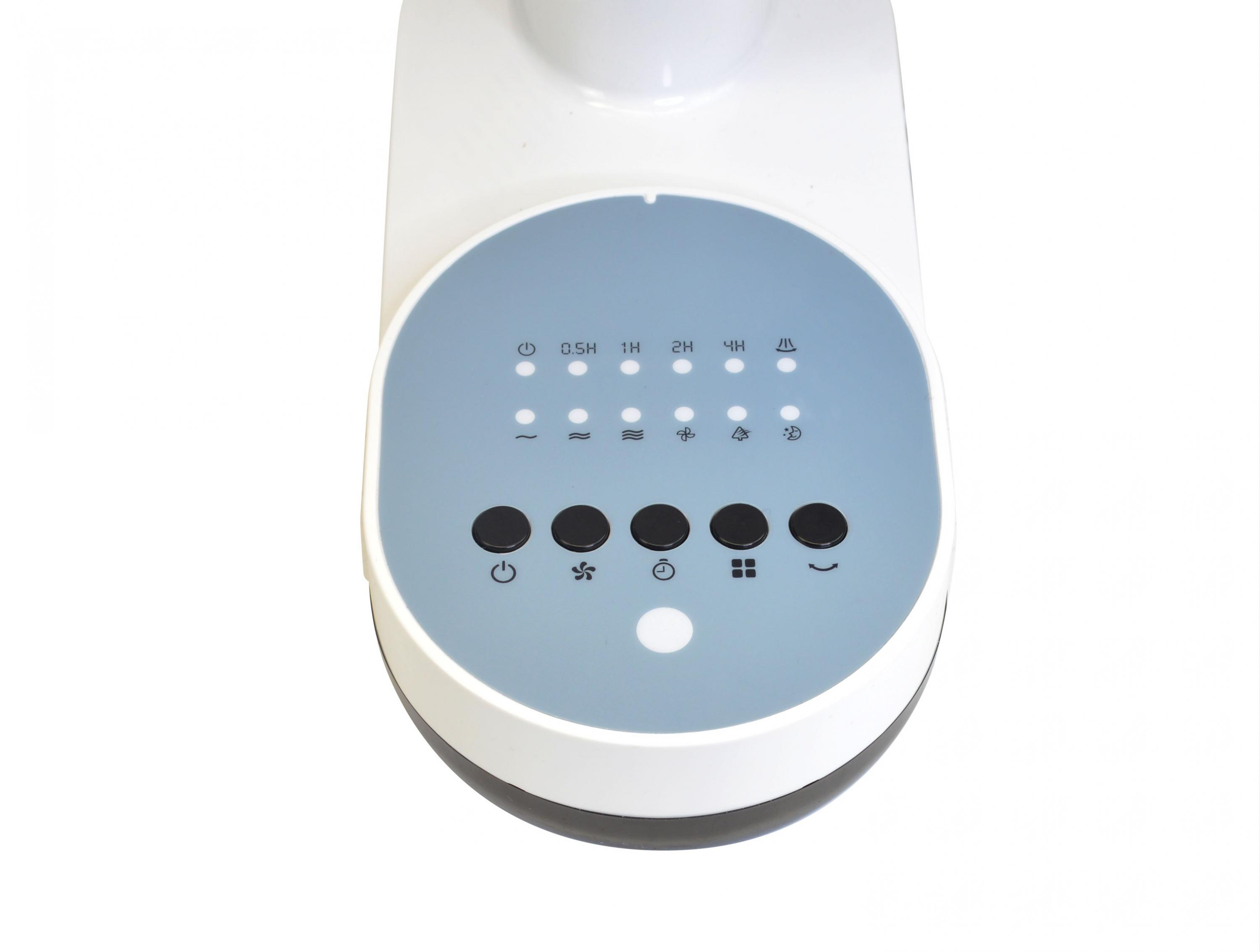 Primer plano de un panel de control de ventilador blanco y azul con botones e indicadores luminosos.