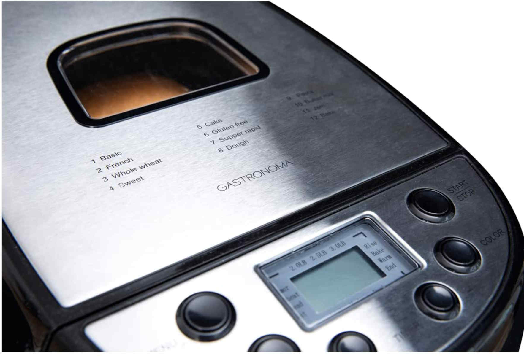 Zbliżenie na piec do chleba z panelem sterowania i upieczonym chlebem w środku. Srebrny kolor.