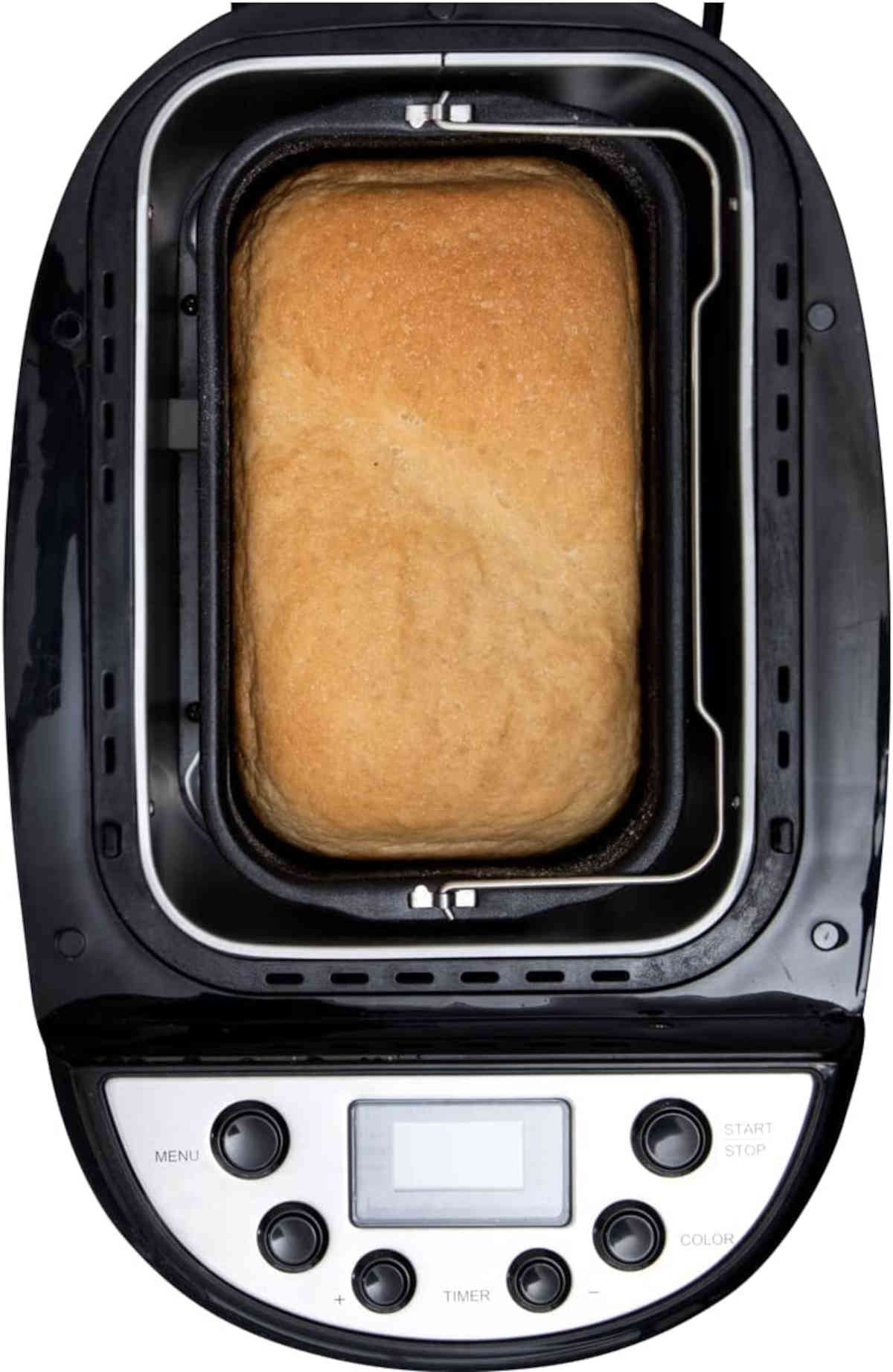 Bochenek chleba w maszynie do pieczenia chleba. Czarny korpus z panelem sterowania na dole.