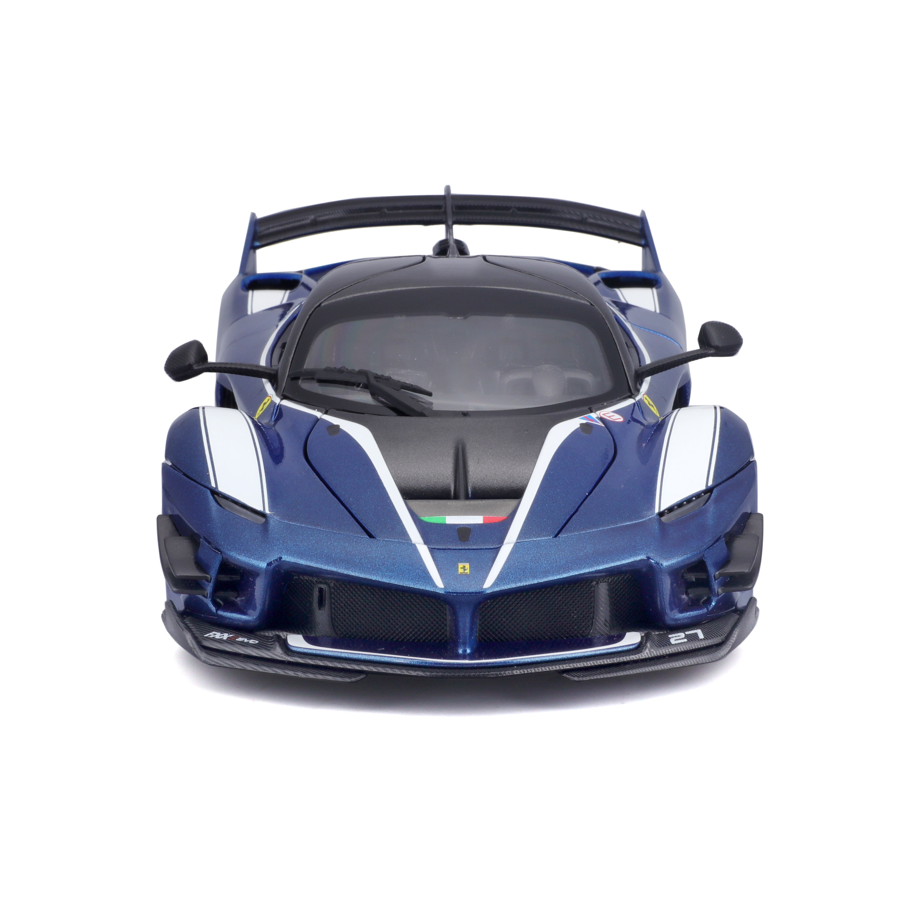 Niebieski samochód sportowy, białe paski, czarny dach, widok z przodu na białym tle.