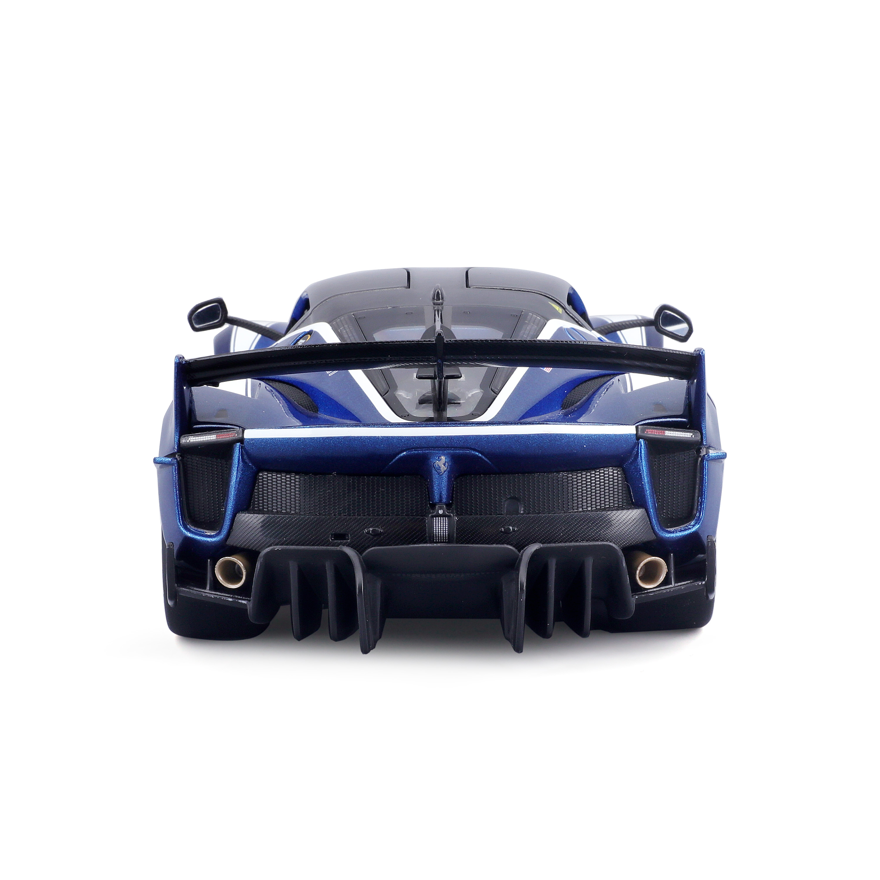 Niebieski samochód sportowy z tyłu, na białym tle. Widoczne czarne akcenty i duży spojler.