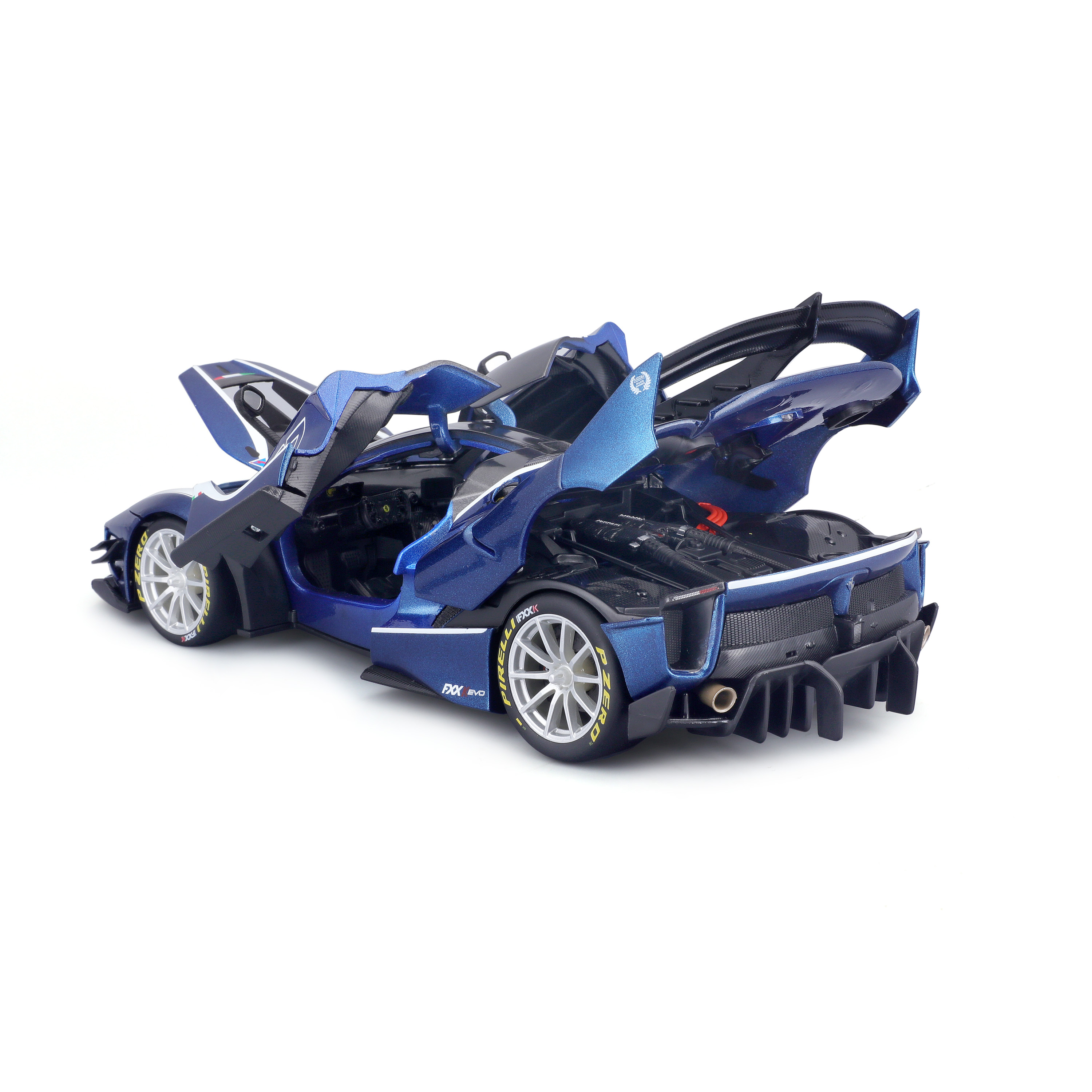 Niebieski samochód sportowy z otwartymi drzwiami i maską na białym tle, pokazujący szczegóły wnętrza i kół.