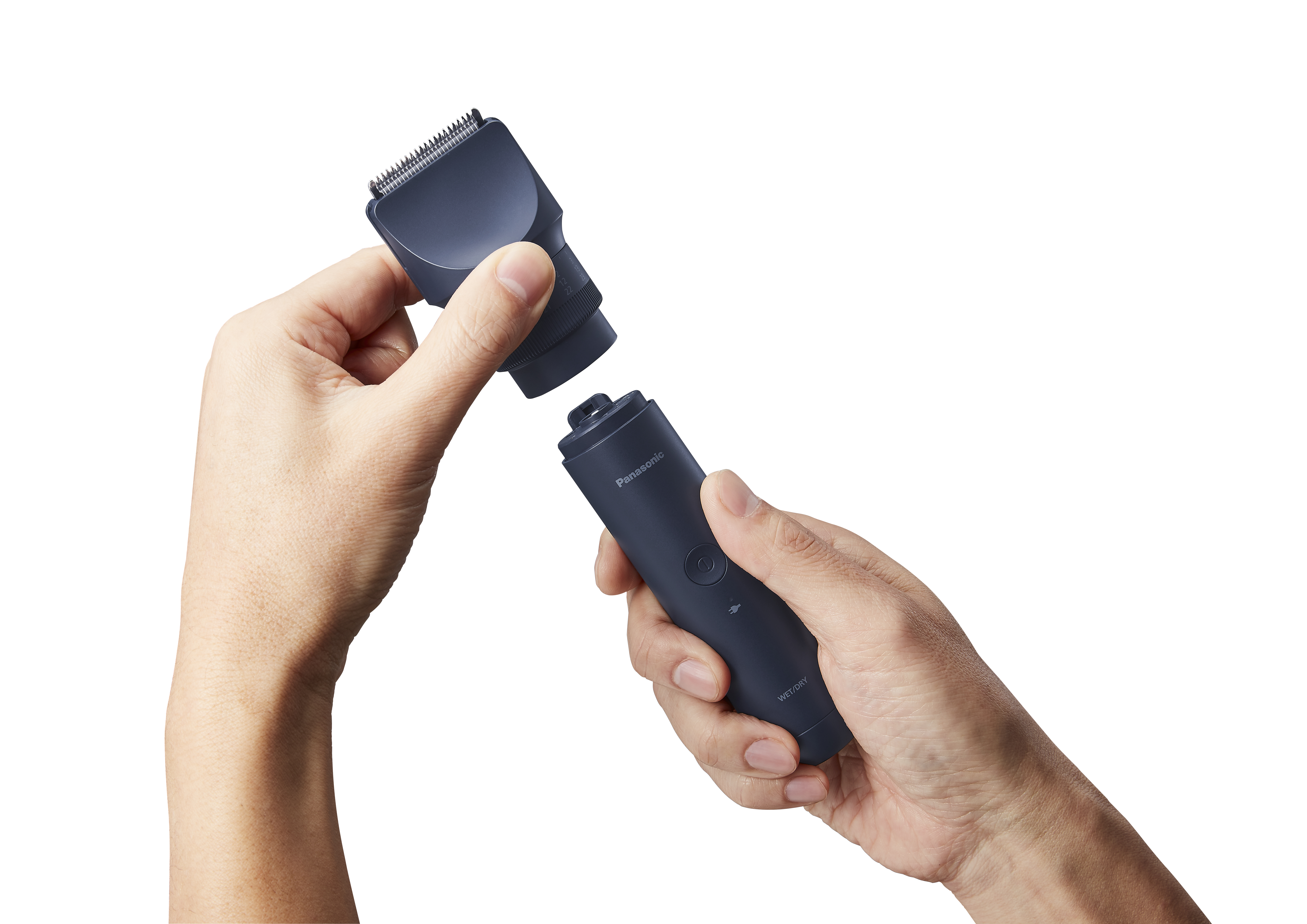 Ręce montujące czarną trymer do brody Panasonic na białym tle.