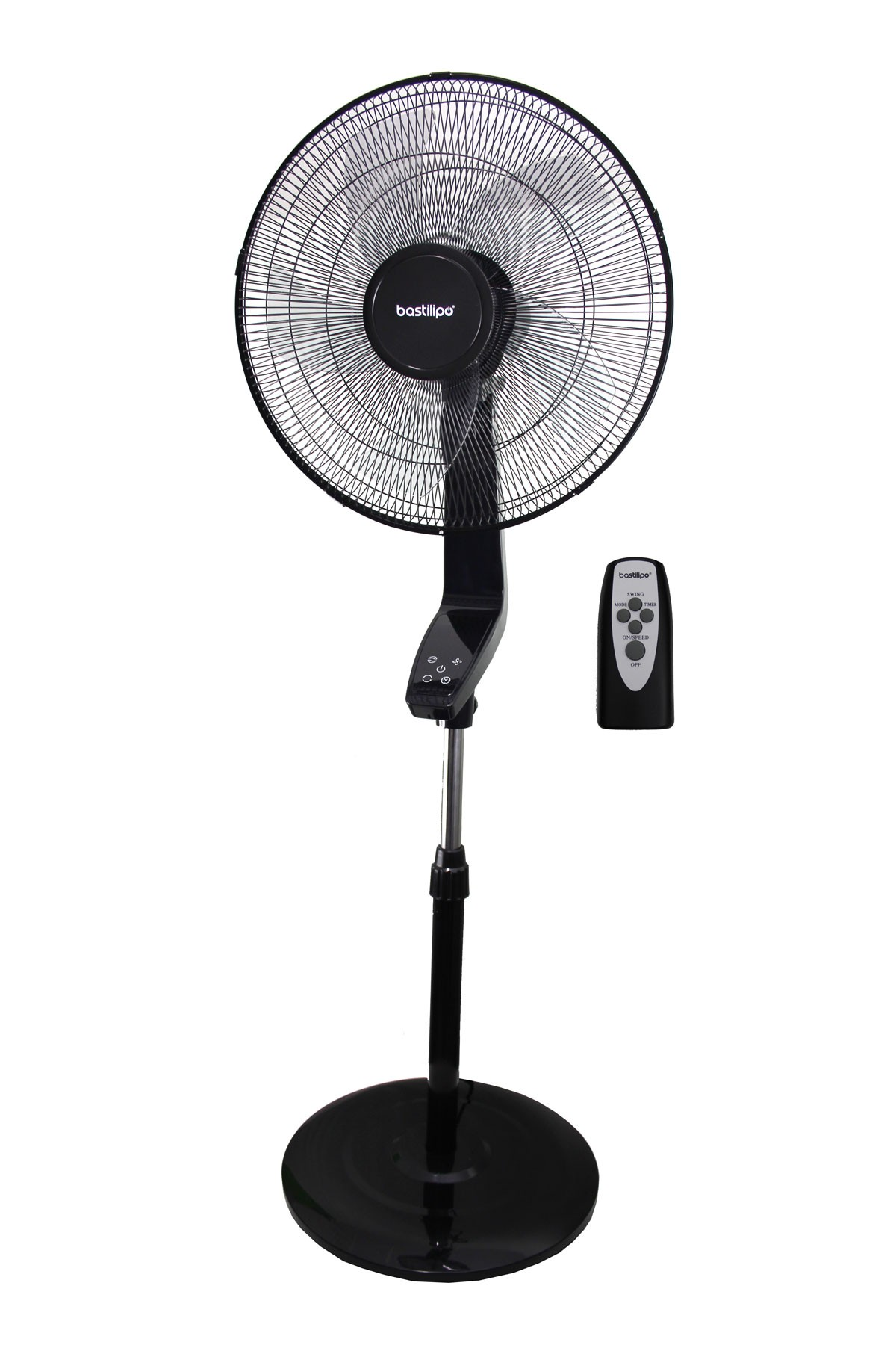 Un ventilador de pie negro con mando a distancia. El ventilador sobre fondo blanco.